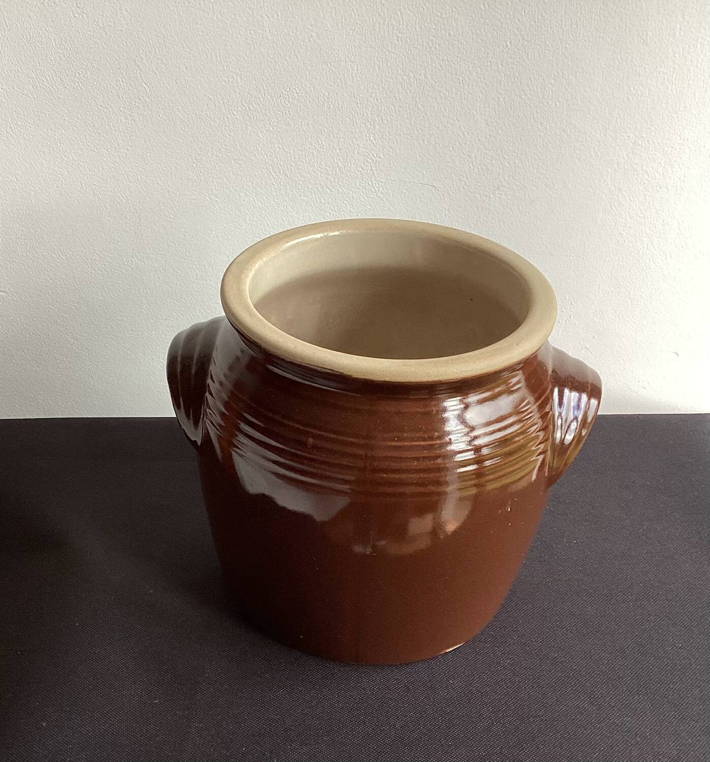Enamelled stoneware pot