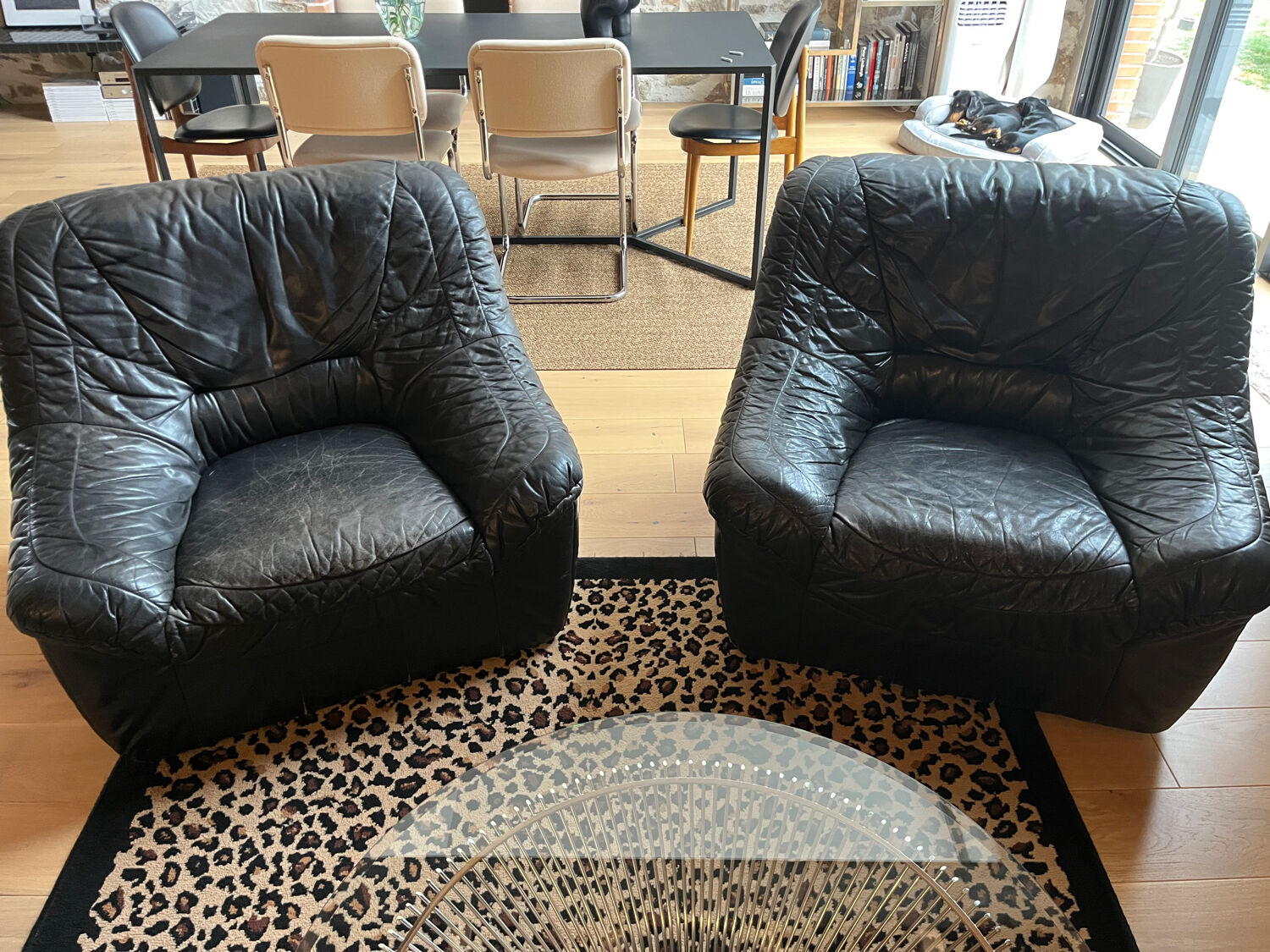 Pair of black leather armchairs from the 80s
