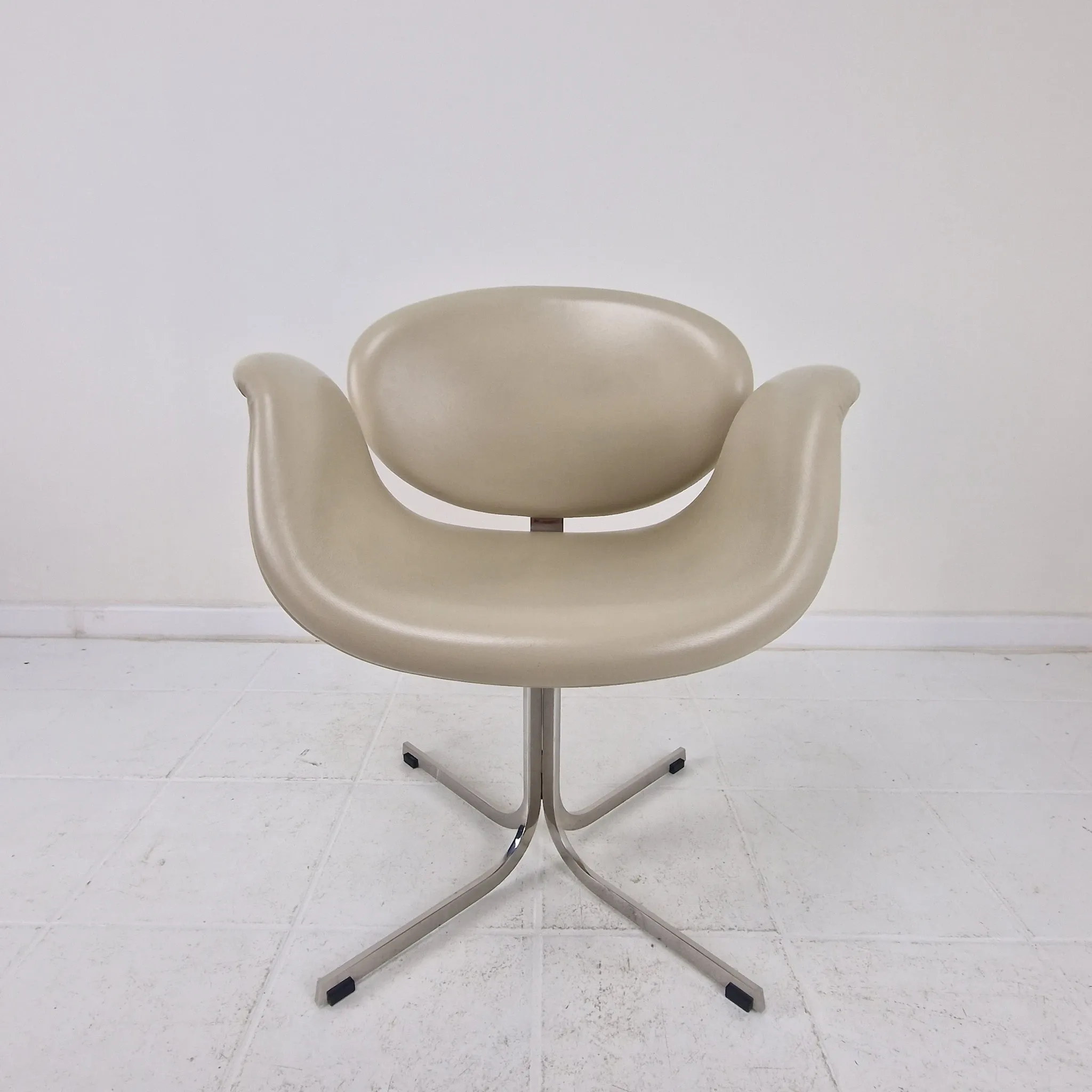 Set of 8 "Little Tulip" Chairs by Pierre Paulin for Artifort in Leather