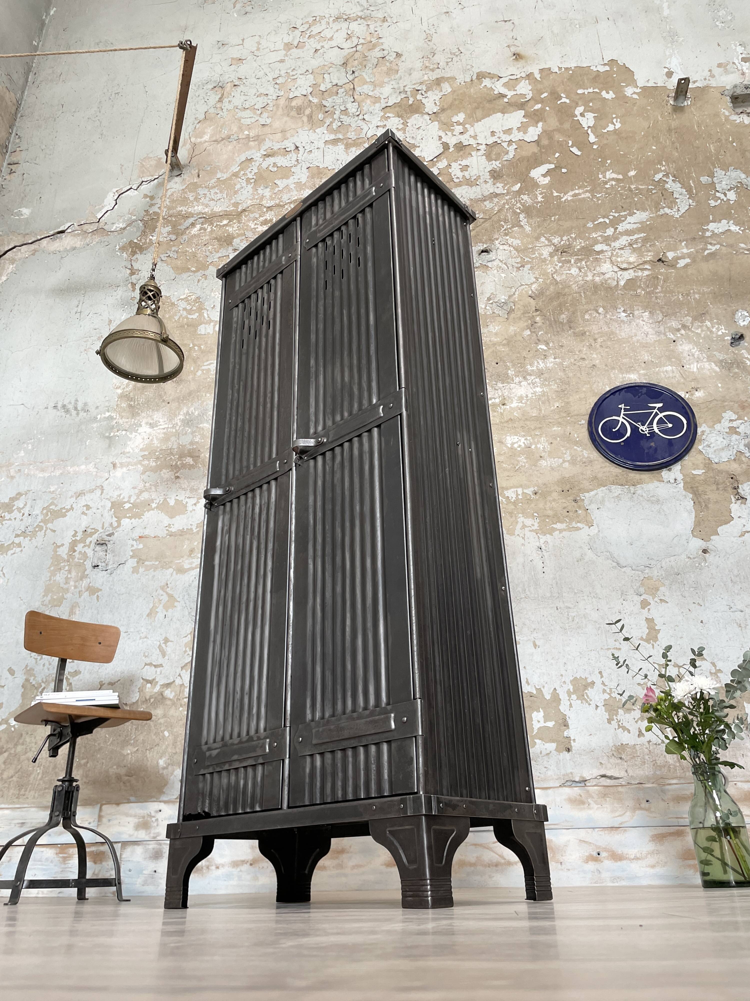 Strafor double-door corrugated iron cloakroom, circa 1920.