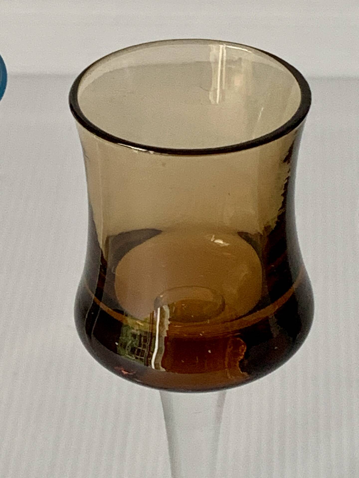 Cinq verres à liqueur colorés sur pied