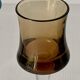 Cinq verres à liqueur colorés sur pied