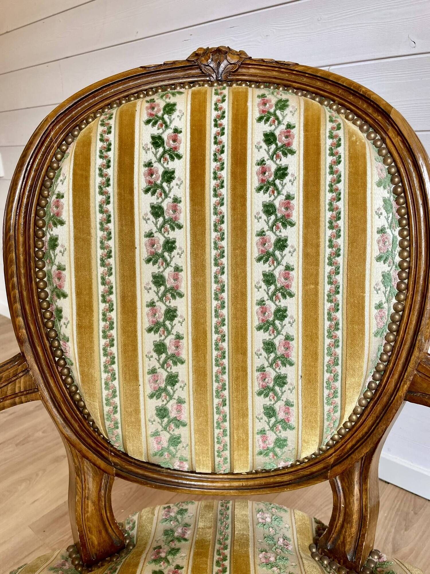 Vintage Louis XVI style medallion armchair – Carved wood and fabric