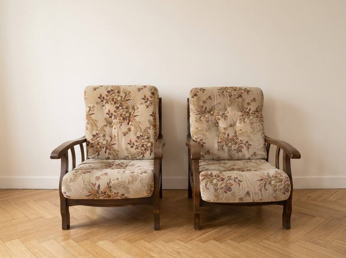 Pair of vintage 70s armchairs in floral fabric.