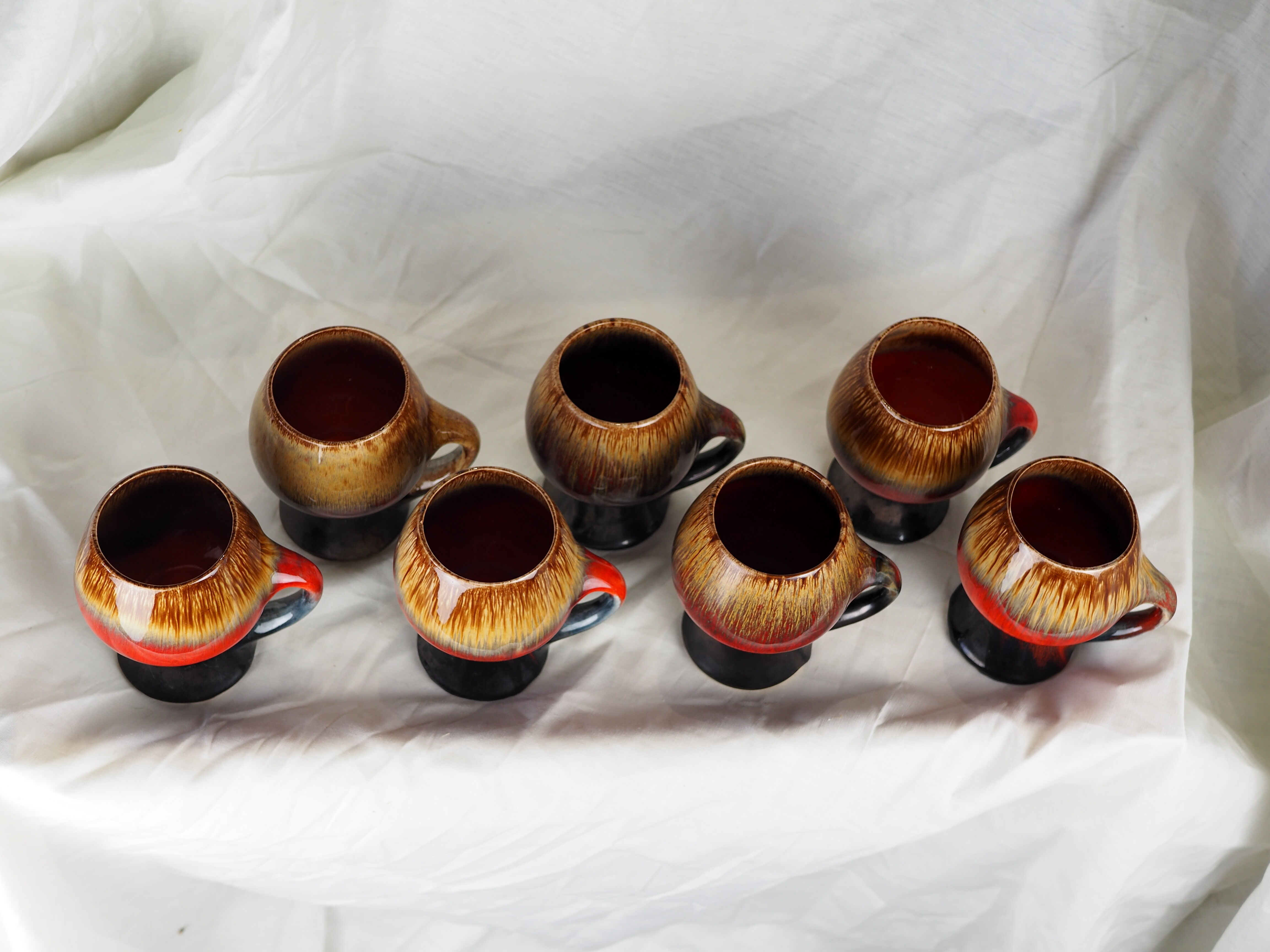 Seven large brown, black and red volcanic free-form mugs - Vallauris, Fat lava - 60s / 70s