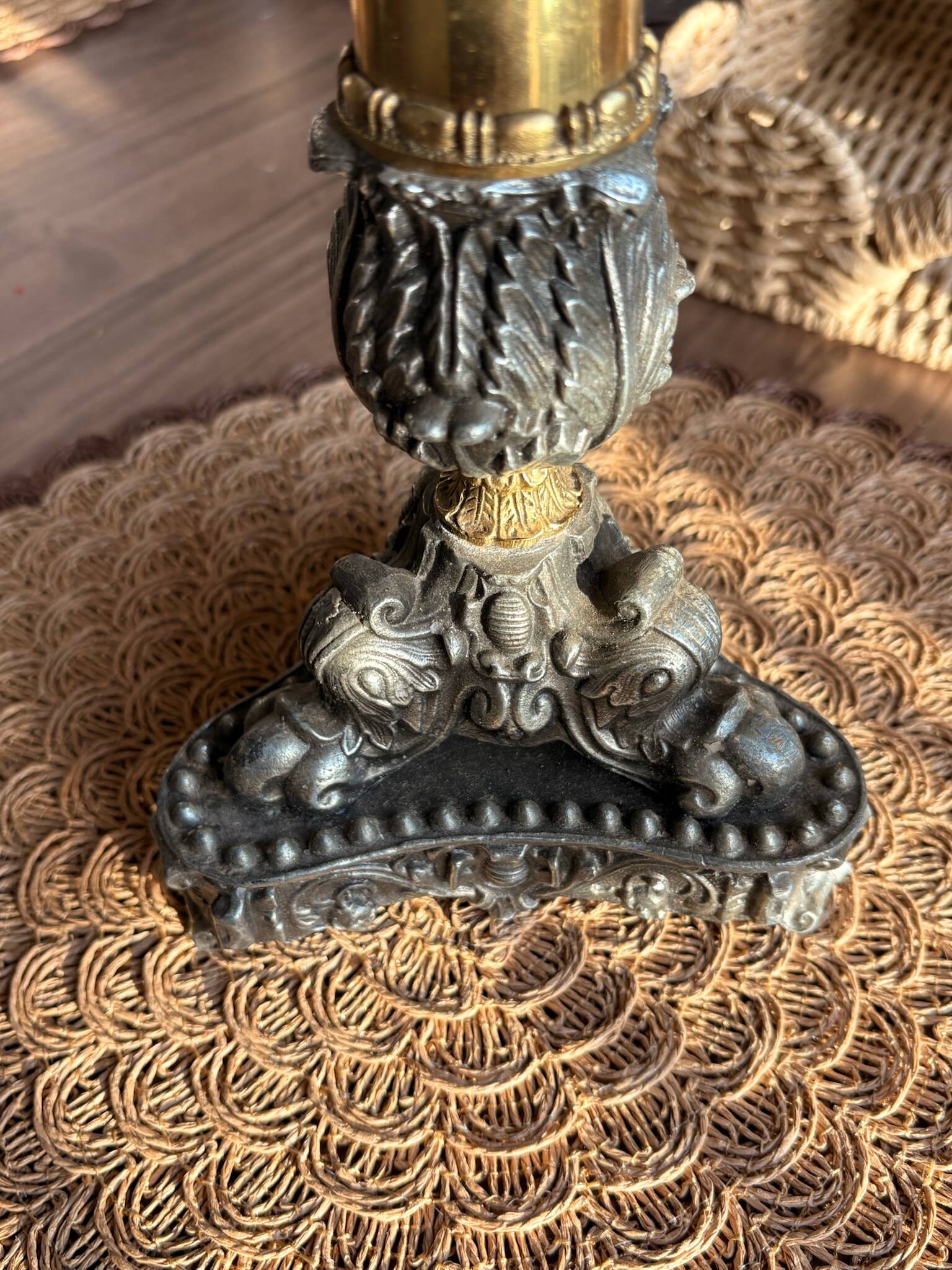 Empire candlestick in gilded and patinated bronze, decorated with acanthus leaves and griffins.