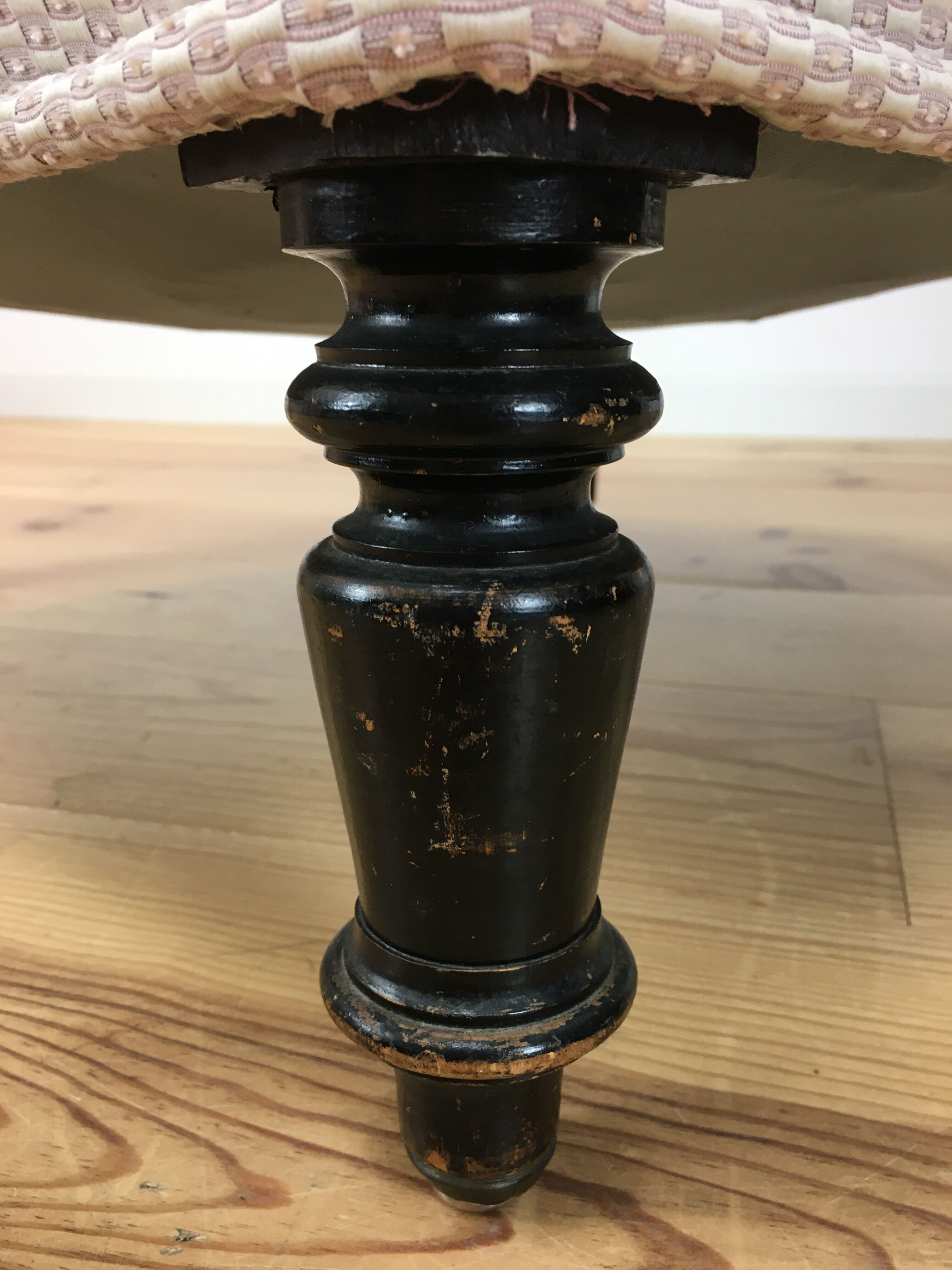 Napoleon III toad armchair forms lambrequin