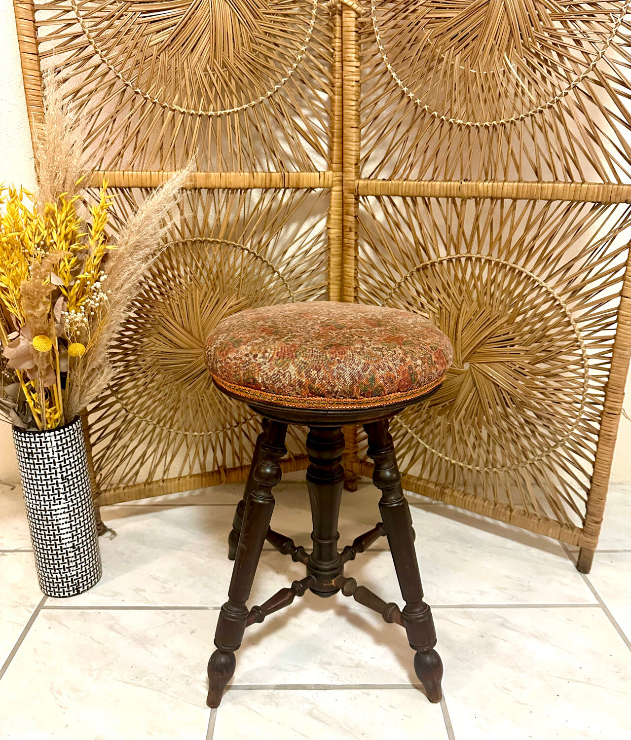 Antique adjustable piano stool in turned wood