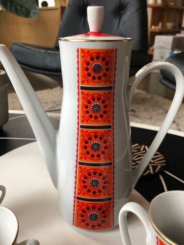 Cafetière orange et 4 tasses et pot à lait motif fleurs
