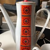 Cafetière orange et 4 tasses et pot à lait motif fleurs