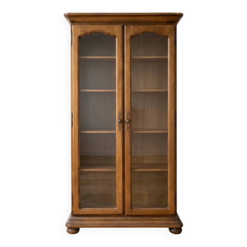 Traditional display cabinet in oak veneer.