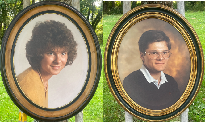 Set of 2 medallion frames in molded wood and canvas