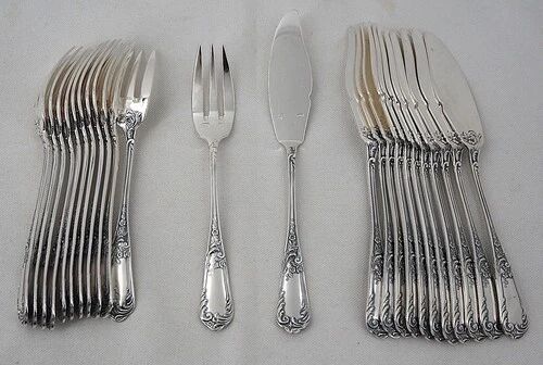 Ercuis Louis XV floral, 12 fish cutlery sets, 24 pieces in silver-plated metal.