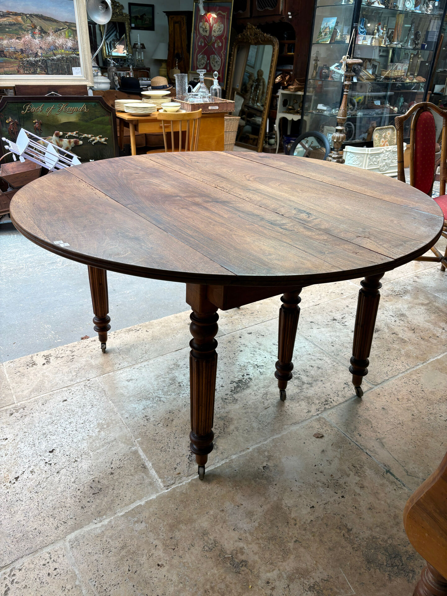 Extendable dining table