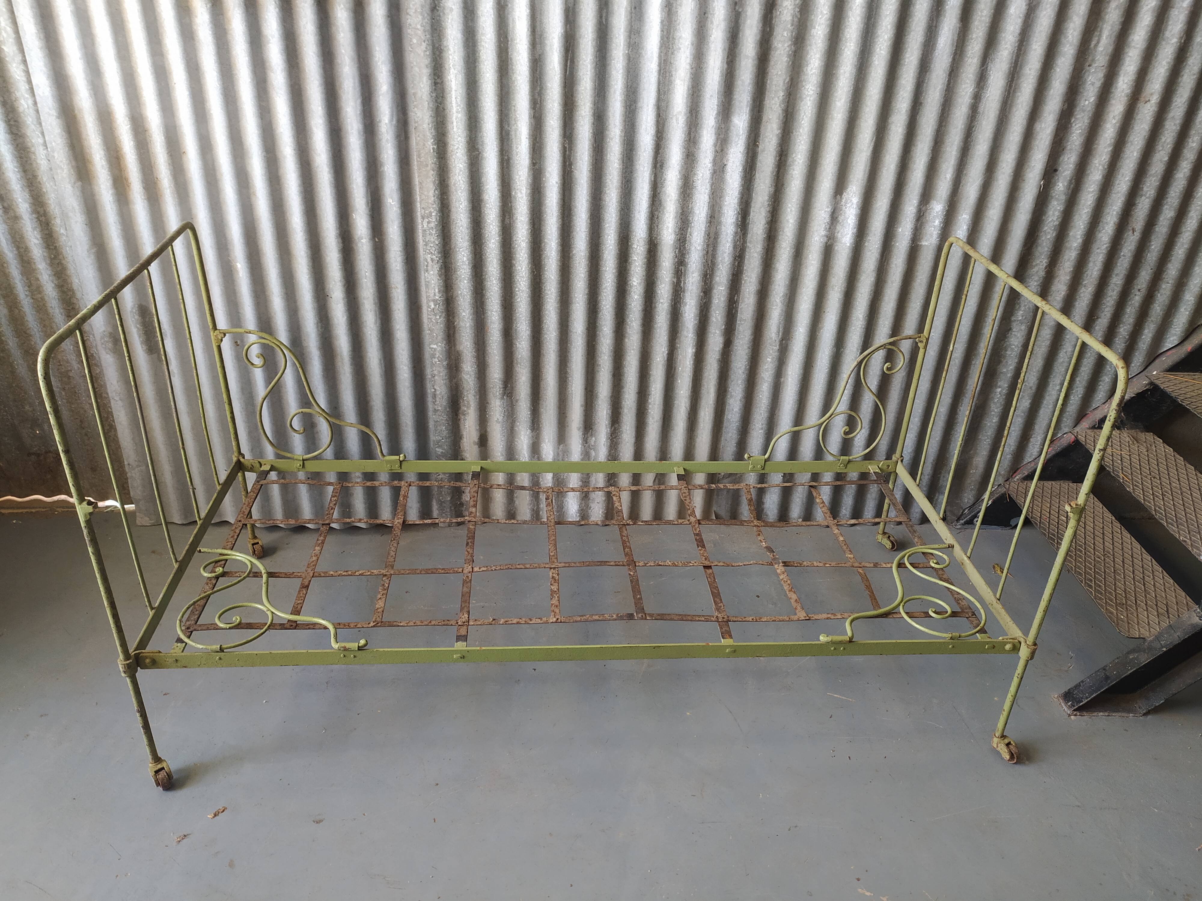 Wrought iron bench bed