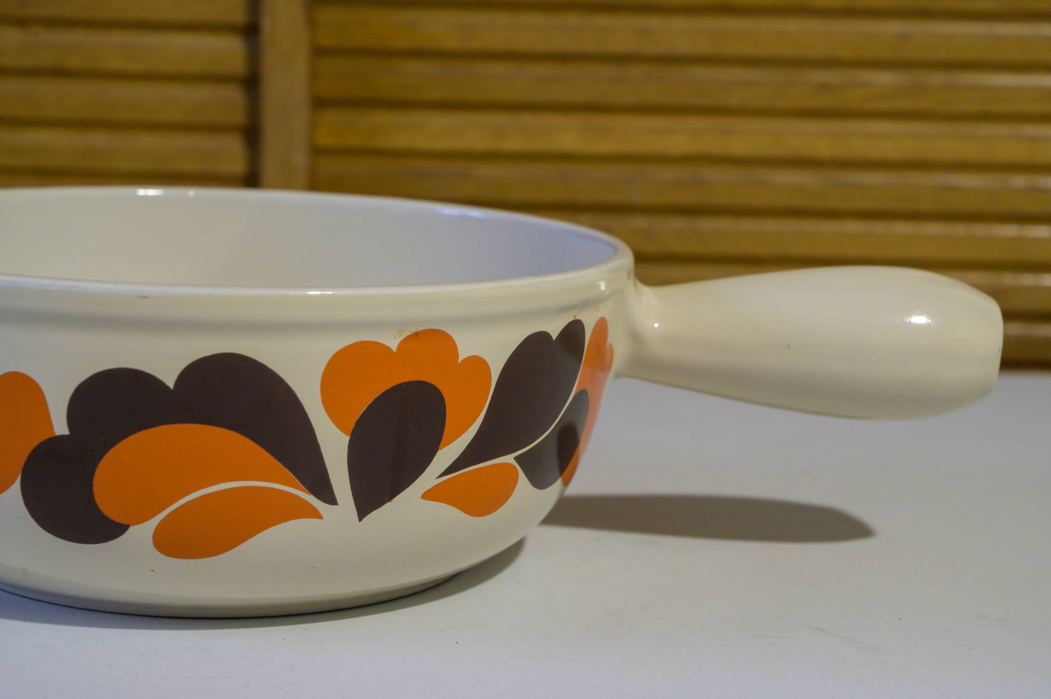 Enamelled cast iron fondue pot with 70's Le Creuset pattern