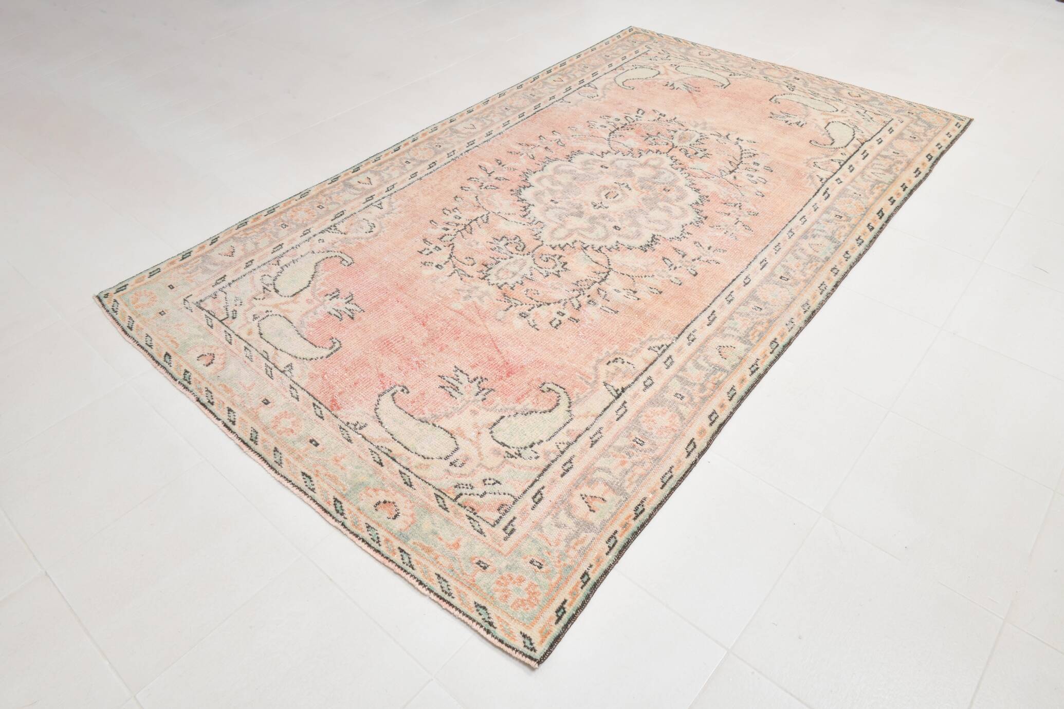 Tapis vintage oriental tons saumon et vert pastel, style faded 300x160