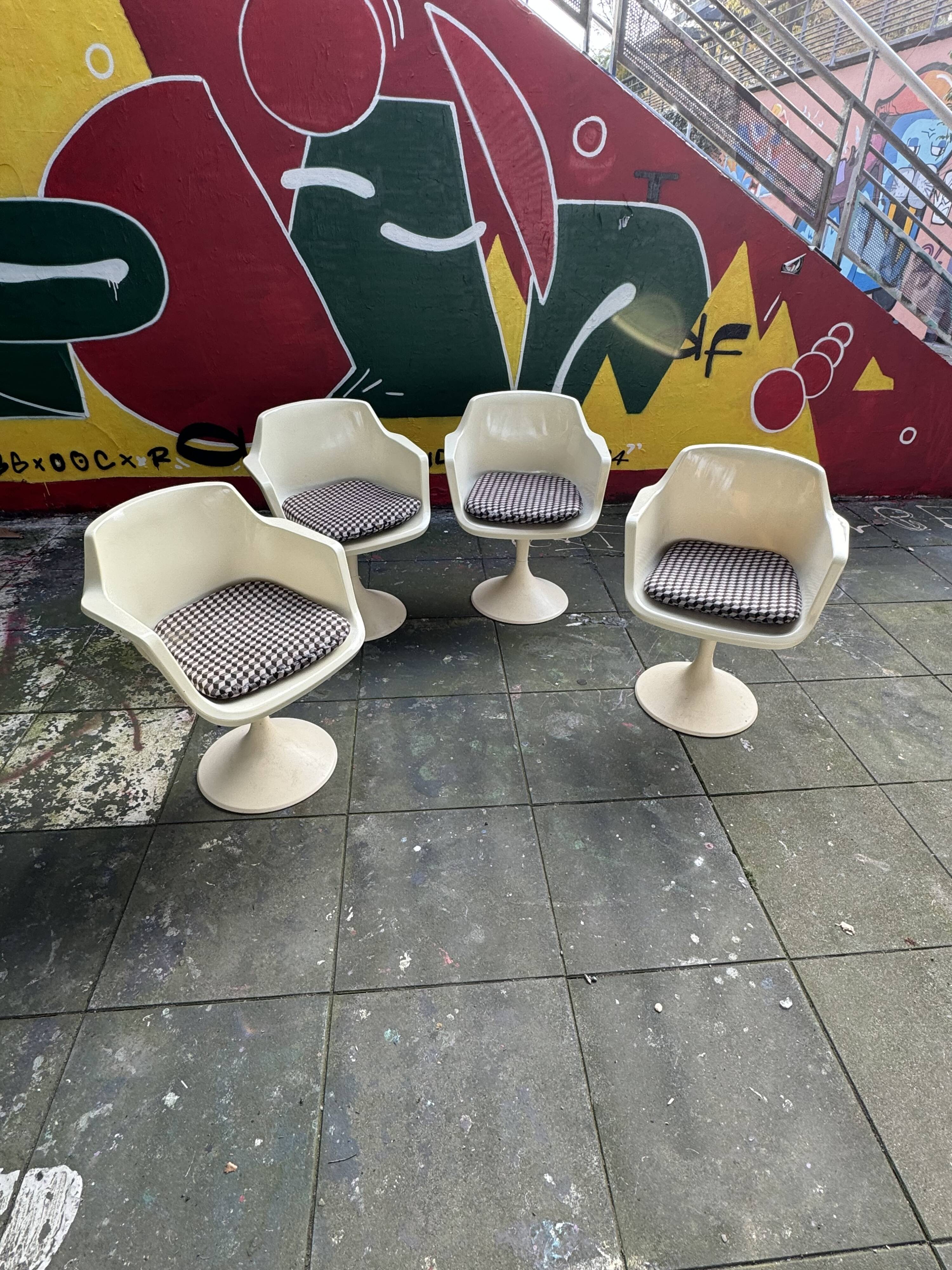 Set of 4 white swivel Tulip chairs, designer