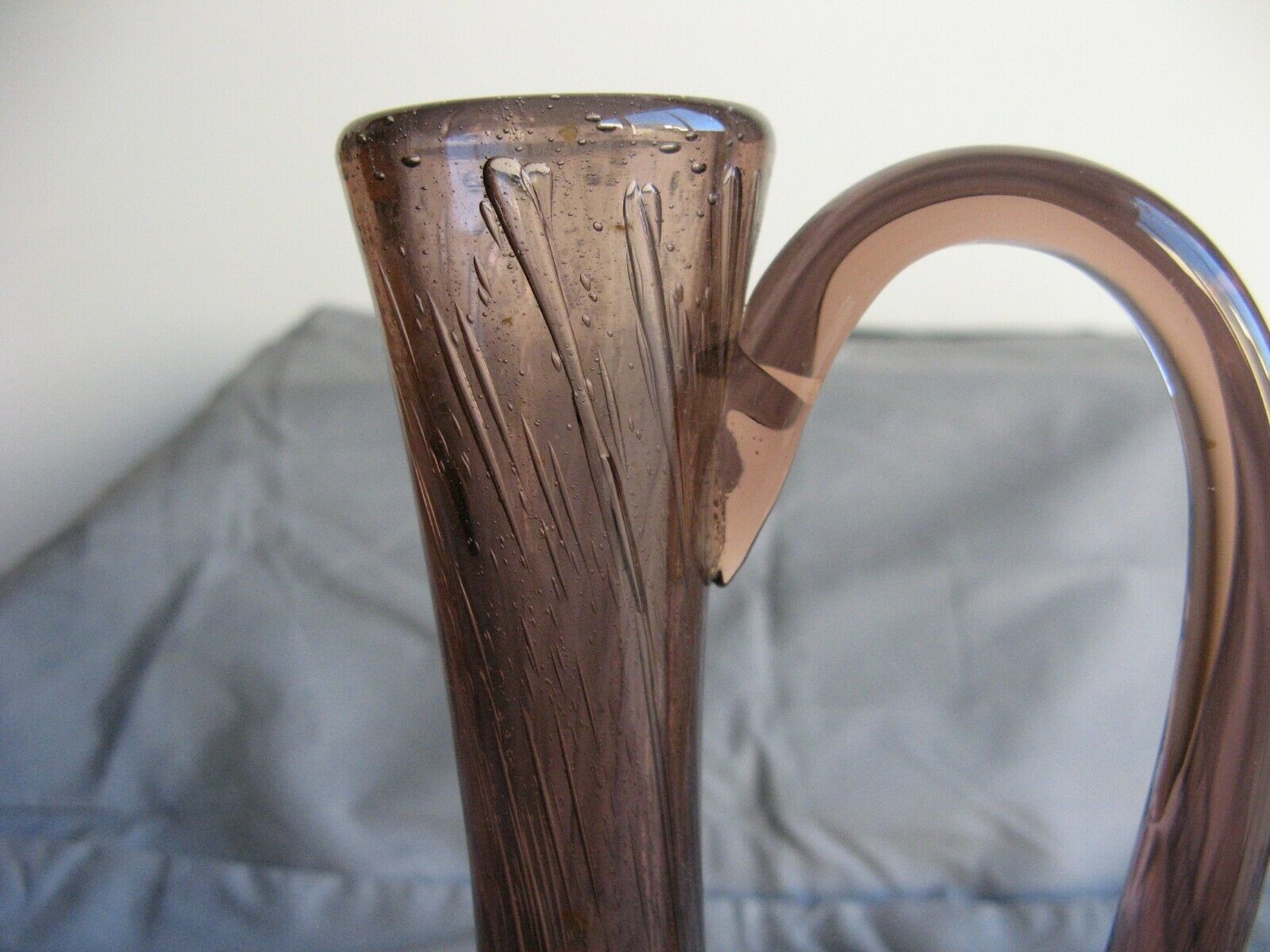 Carafe en verrerie de Biot de couleur violet mauve
