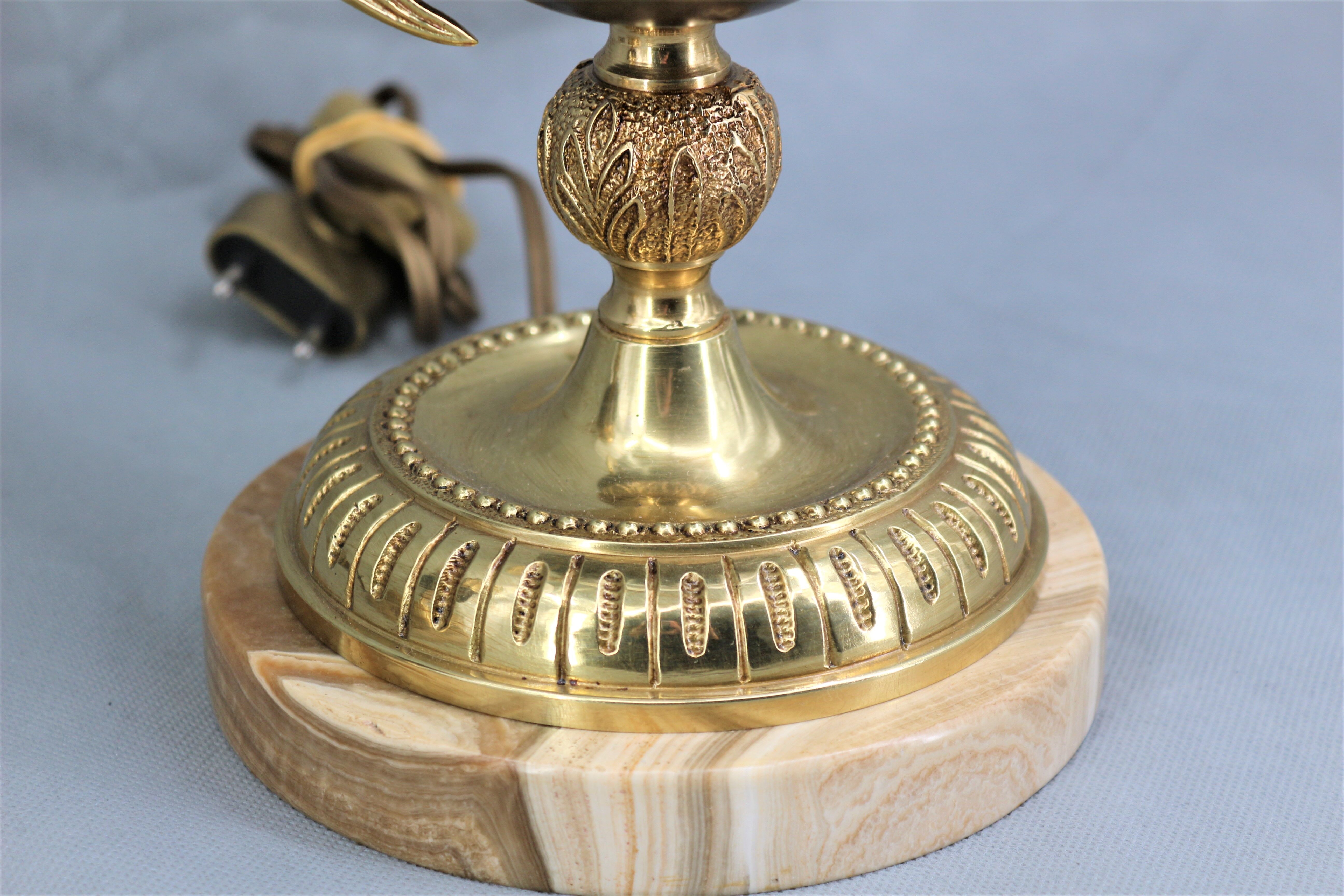 Paire de lampes en bronze doré patiné et verre renflé