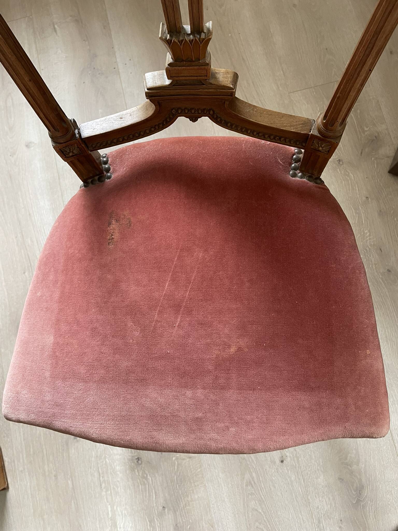 Timeless elegance for this Louis XVI style chair, in carved wood