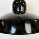 Lampe à suspension industrielle en émail noir, 1960s