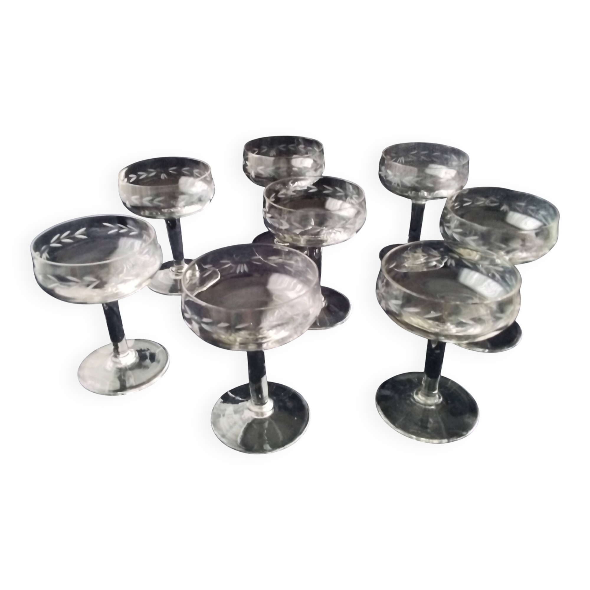 8 vintage glass champagne coupes with an engraved frieze decoration.