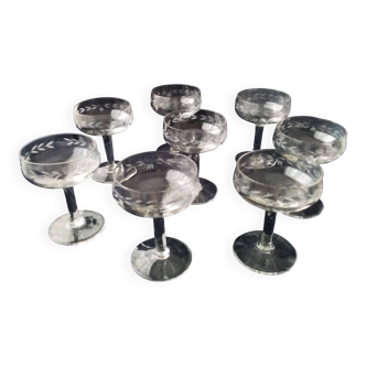 8 vintage glass champagne coupes with an engraved frieze decoration.