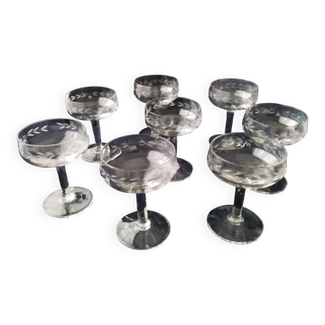 8 Coupes à champagne en verre vintage  Décor d'une frise  gravée