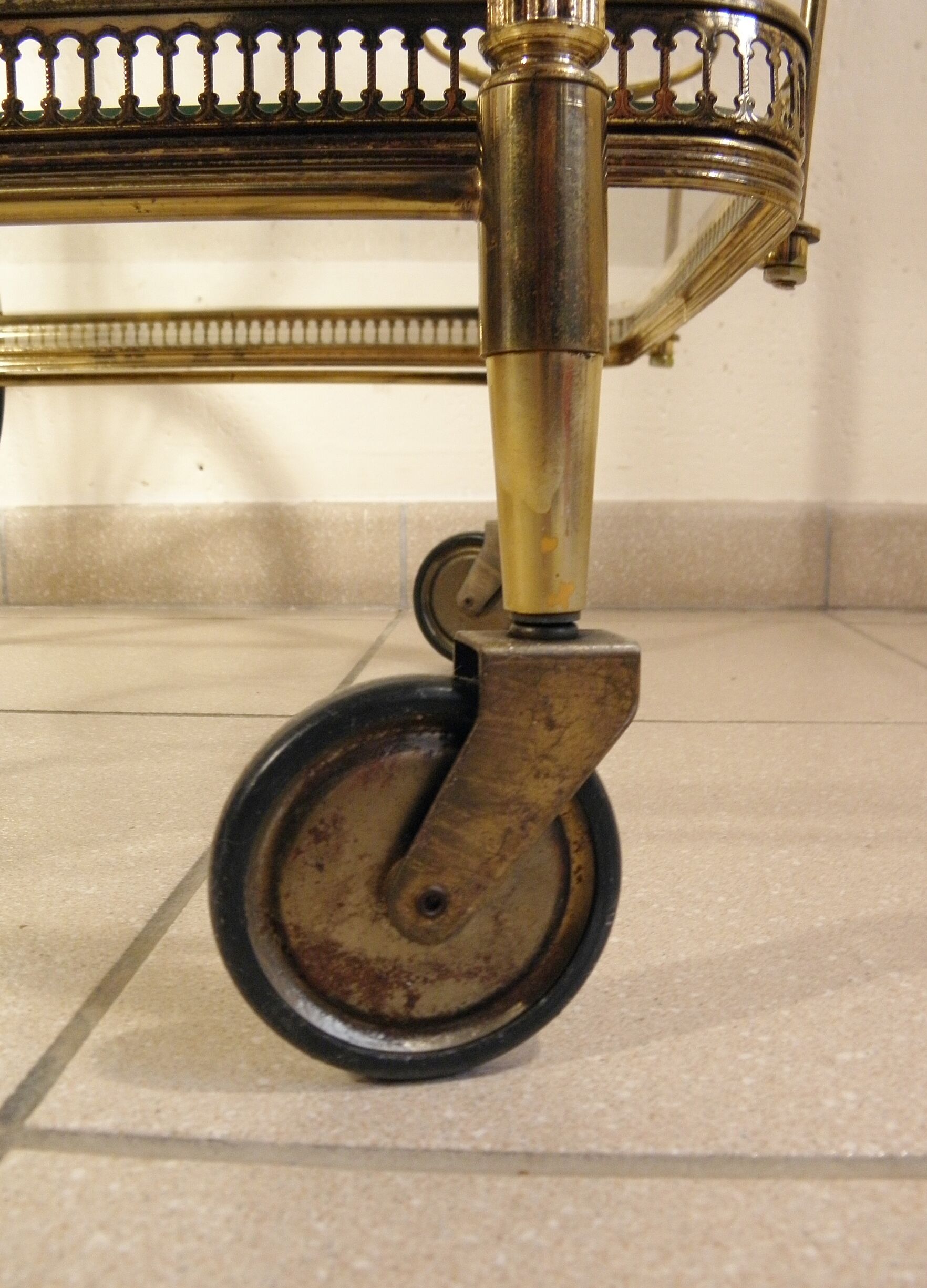 Mobile trolley - golden bar