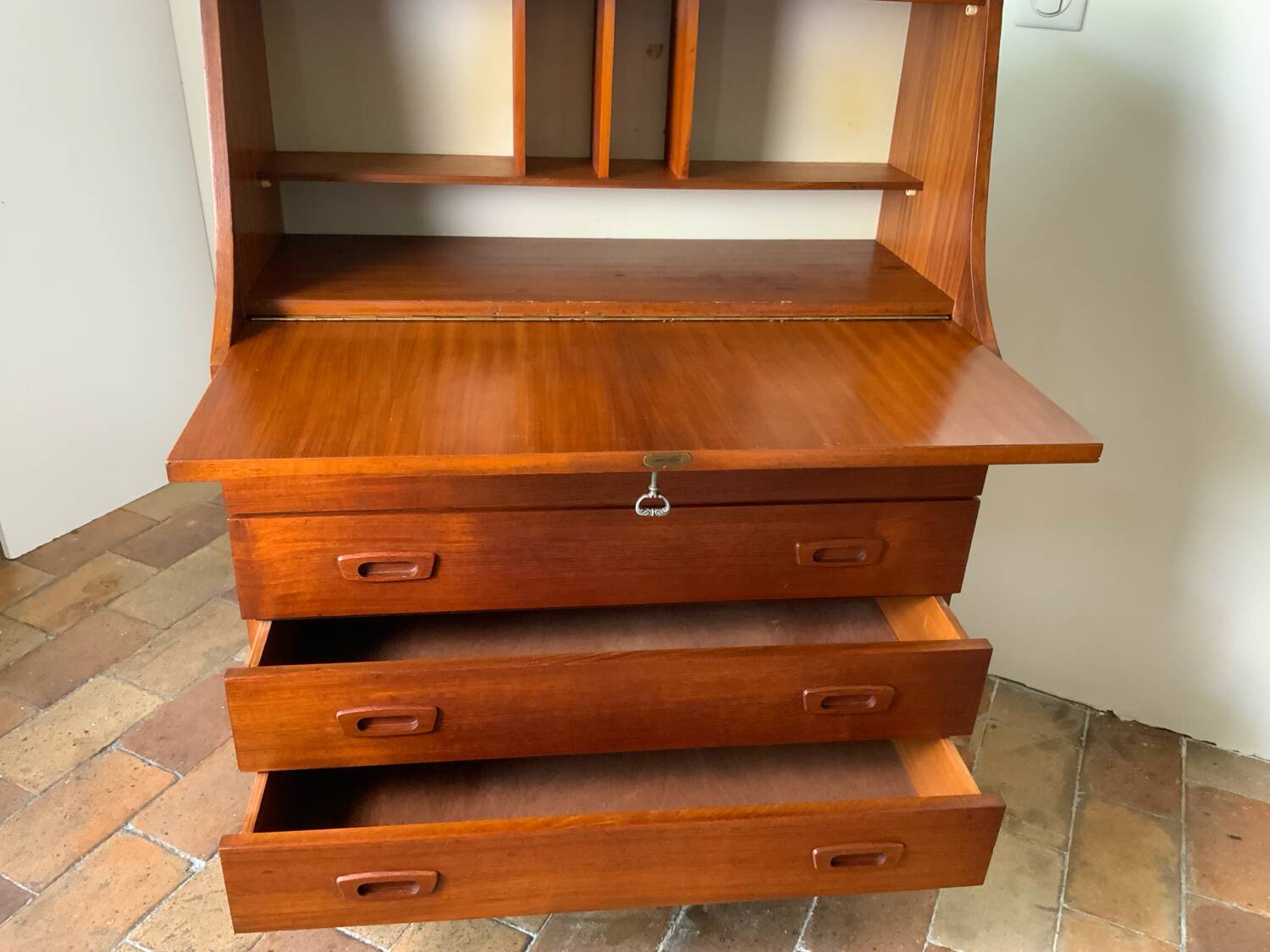 Scandinavian secretary