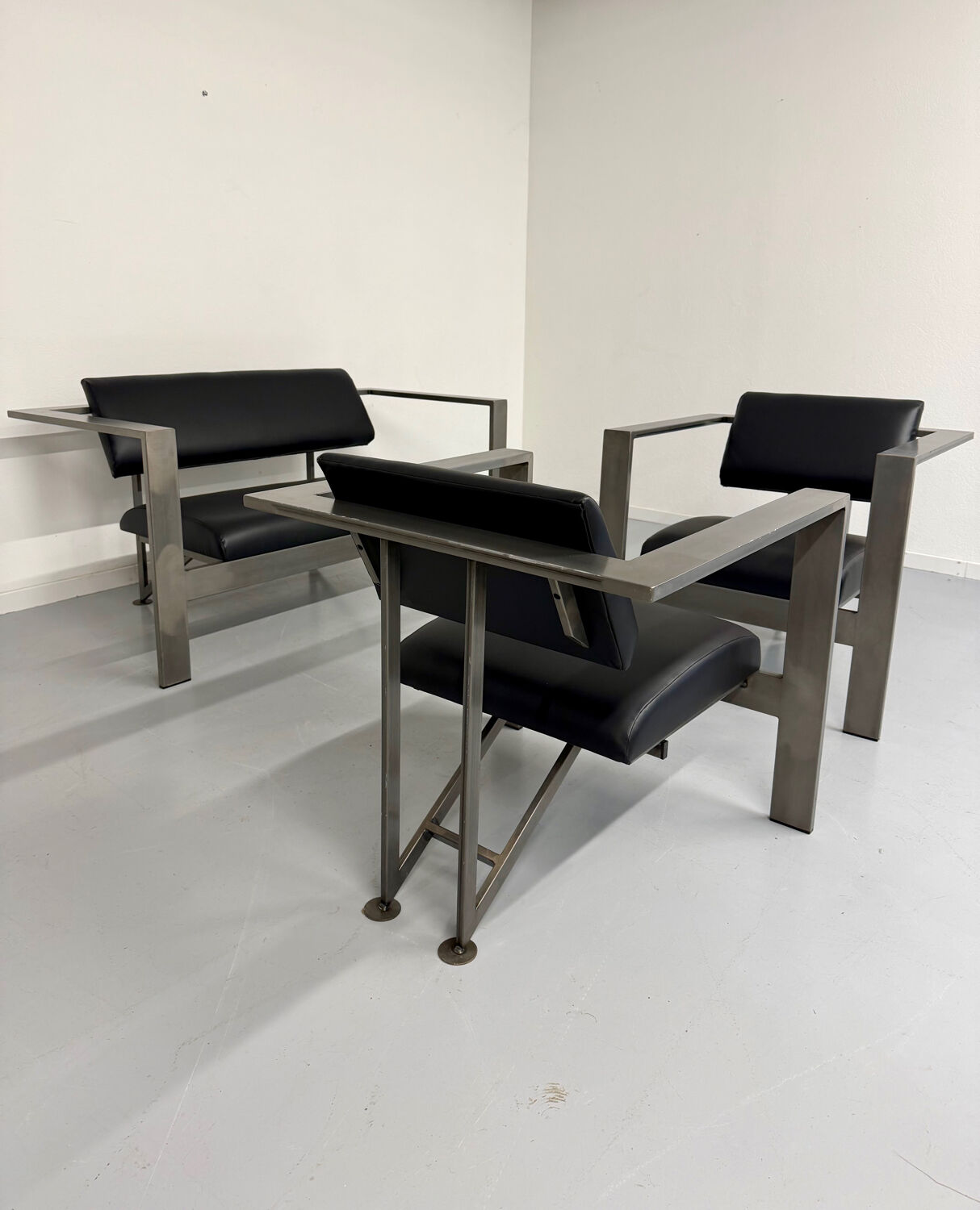 Salon brutaliste fauteuils simili métal design Karl Friedrich Forster