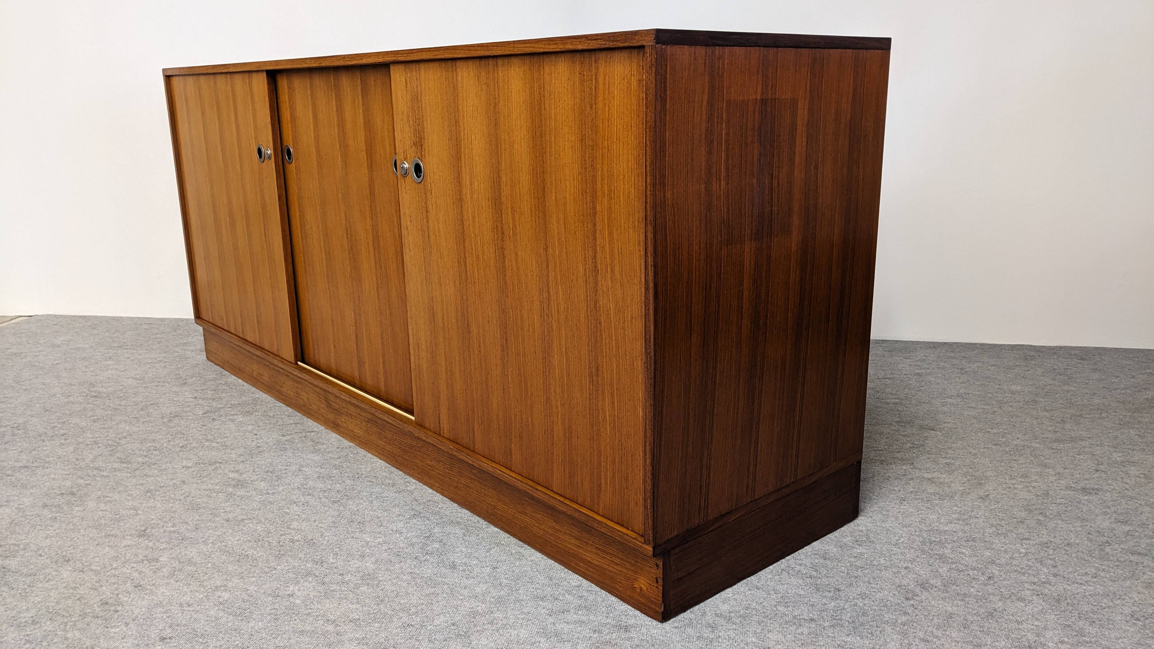 Modernist enfilade in rosewood attributed to O. Borsani, Italy circa 1970.