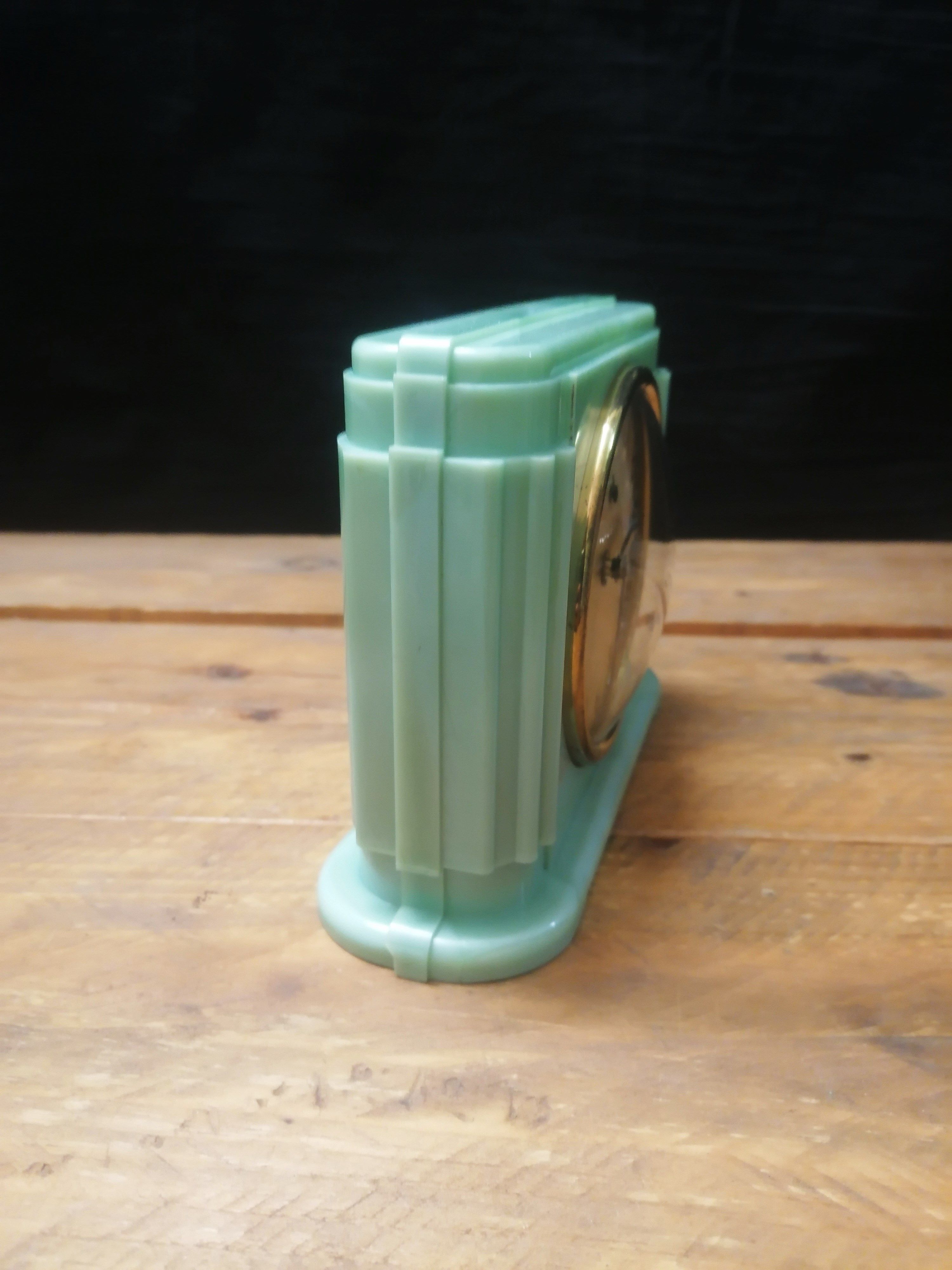 JAZ Pendulette / Mechanical Awakening - Art Deco Style - Mint Color - 1950s