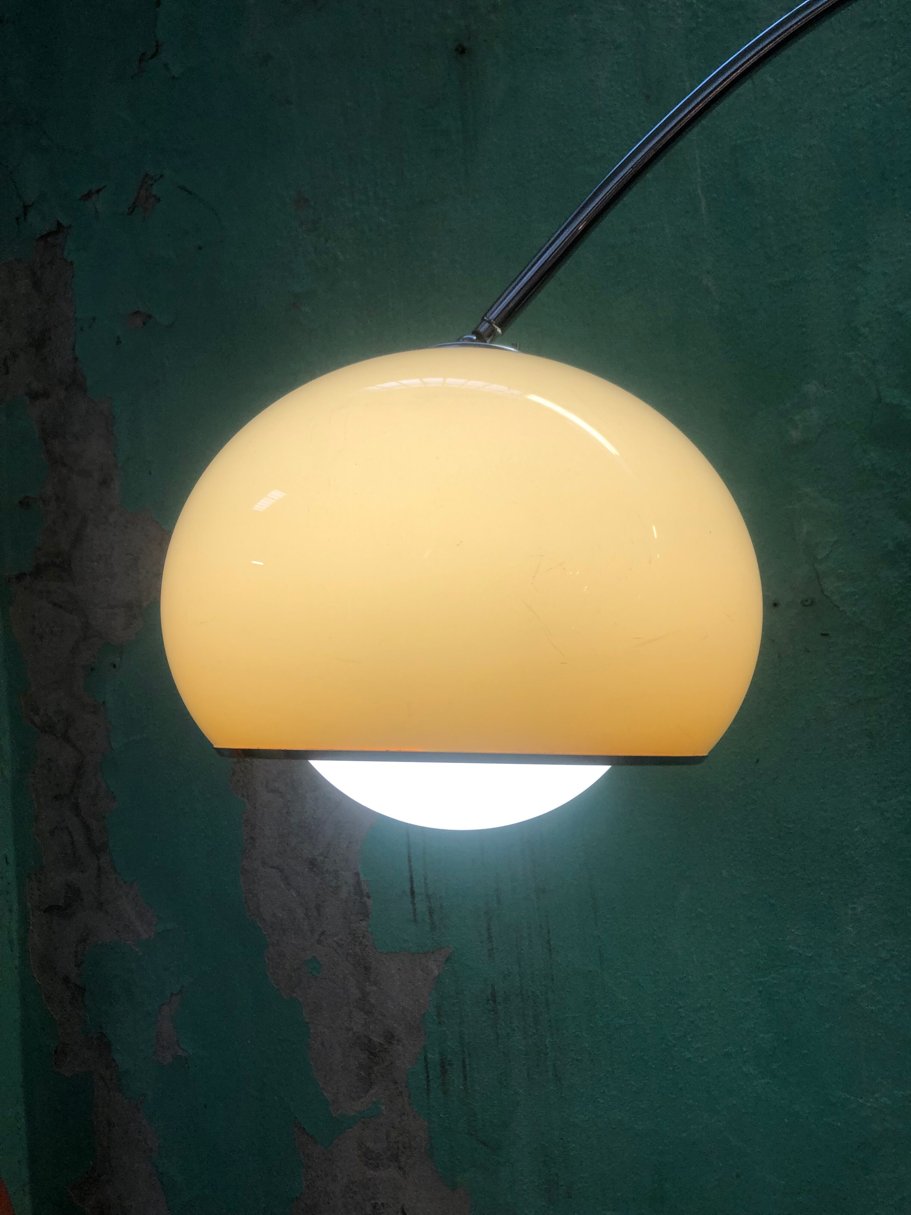 Lampadaire arc 1970 design Guzzini