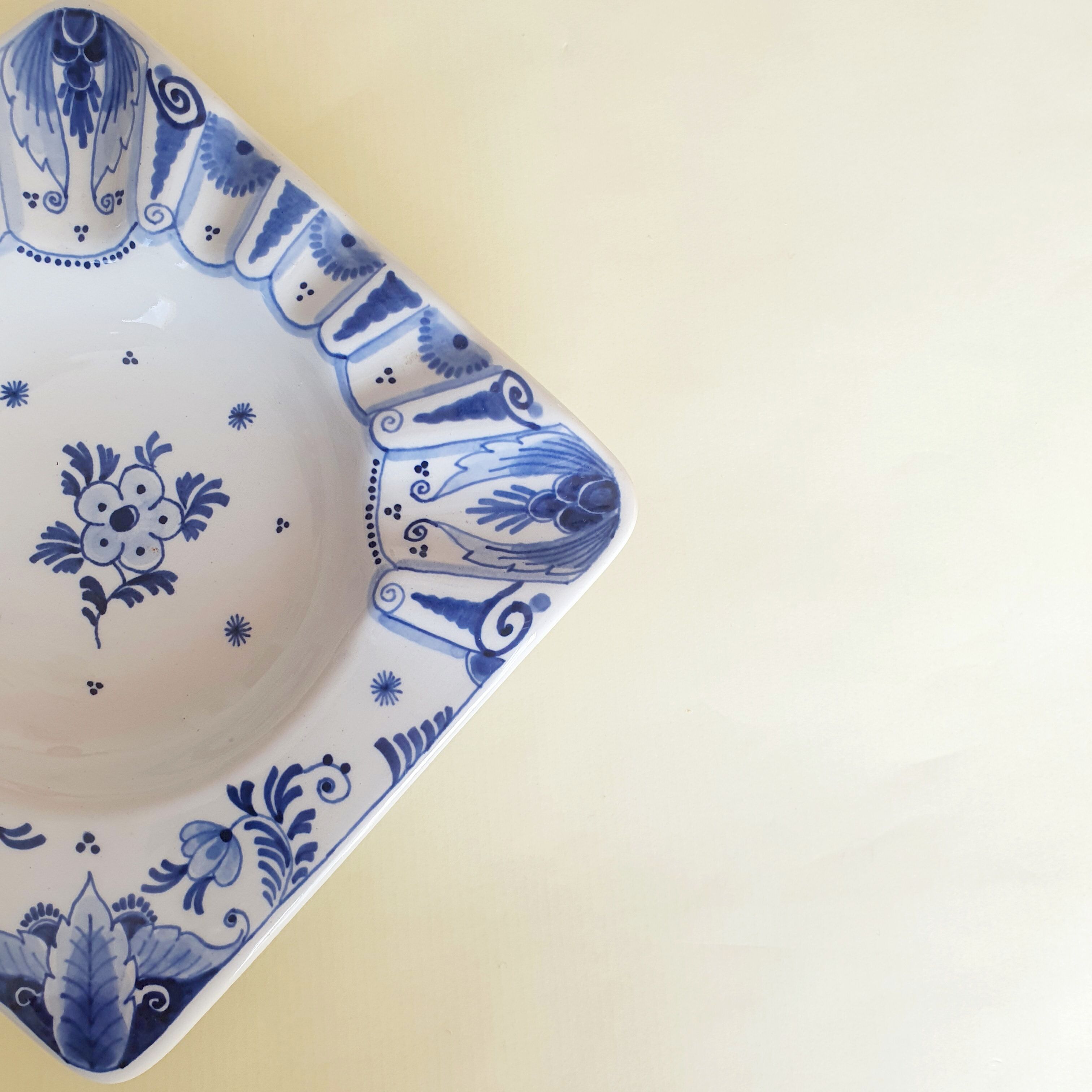 Delft porcelain pocket-empty ashtray