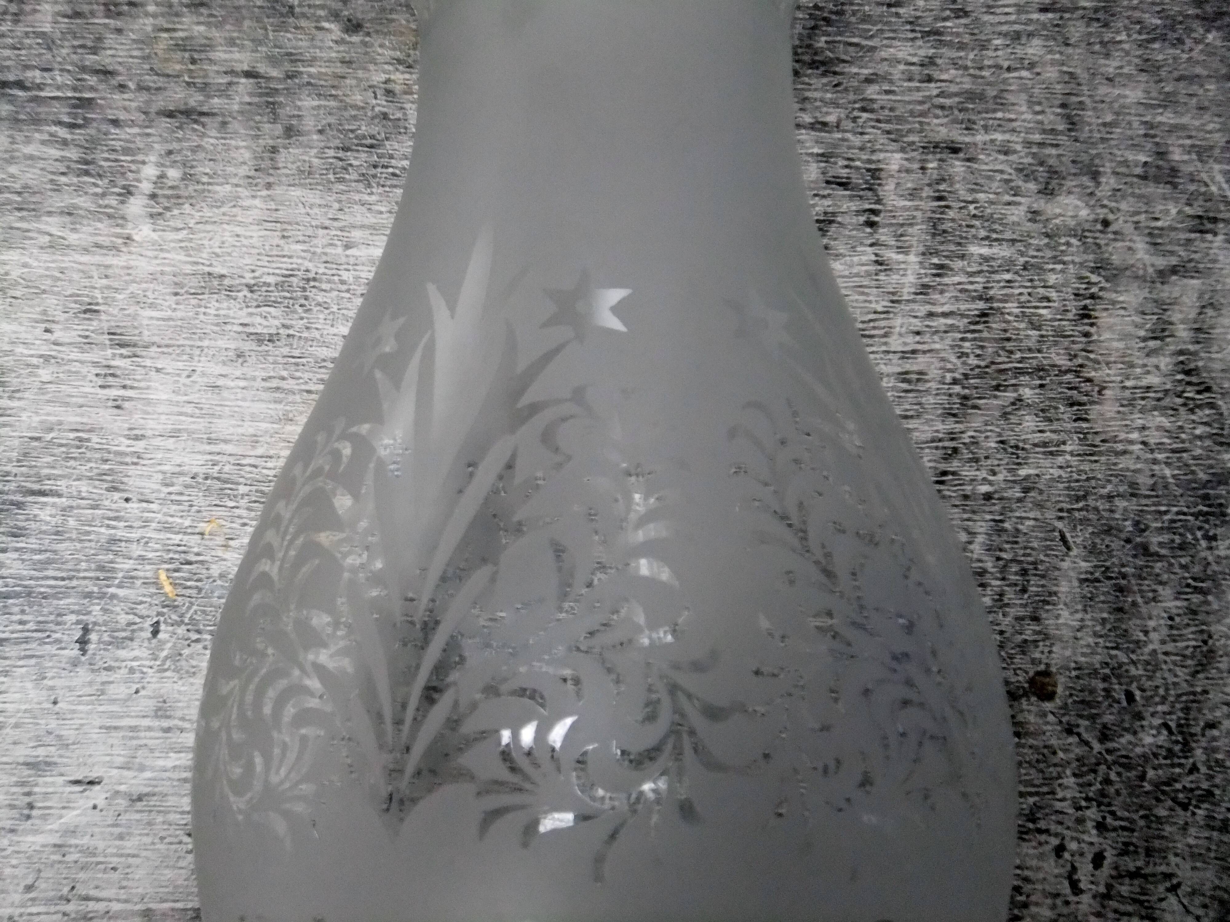 Globe ancien  pour lampe à pétrole  tulipe verre gravé