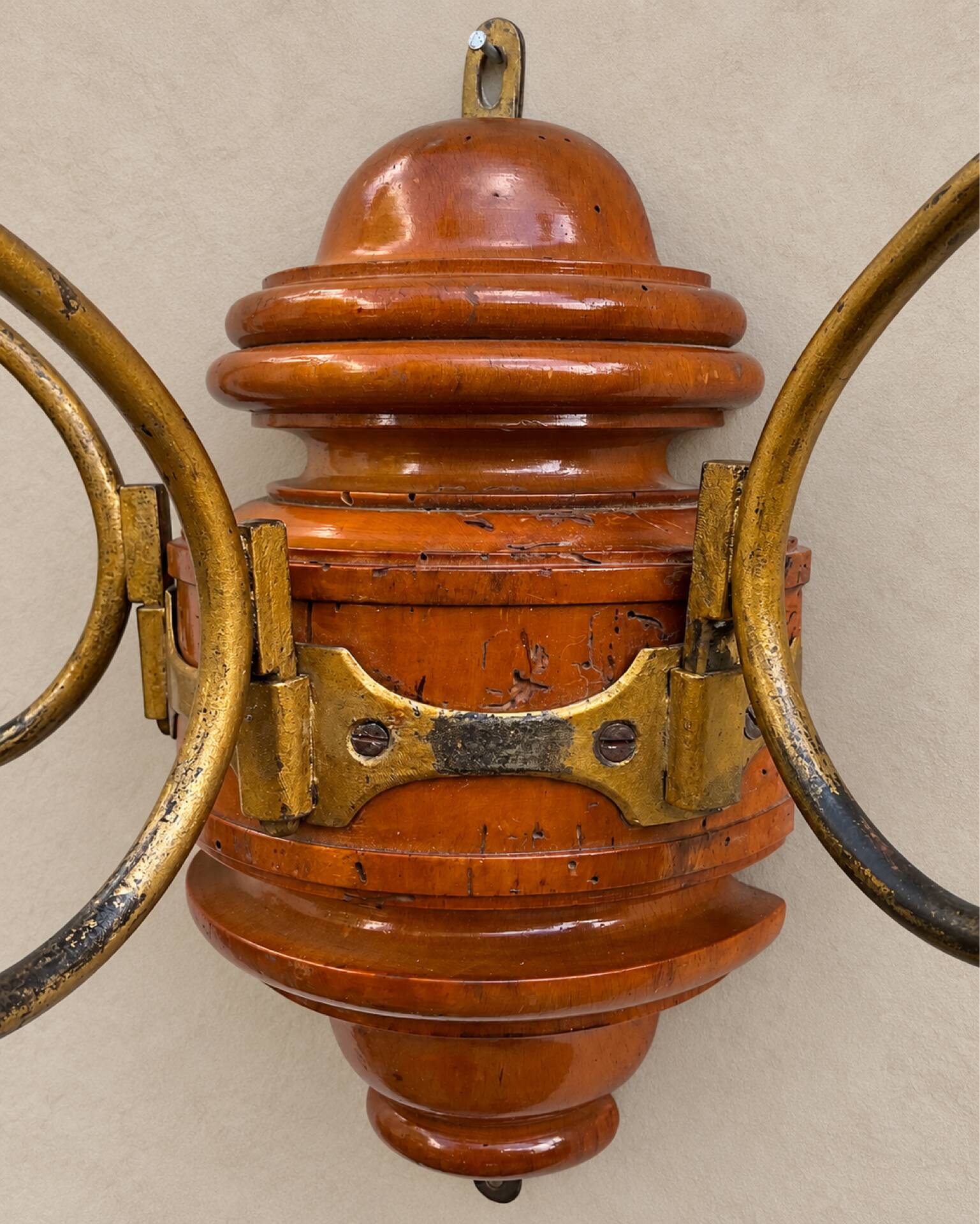 Antique wall coat rack in turned wood and gilded metal, circa 1900-1930.