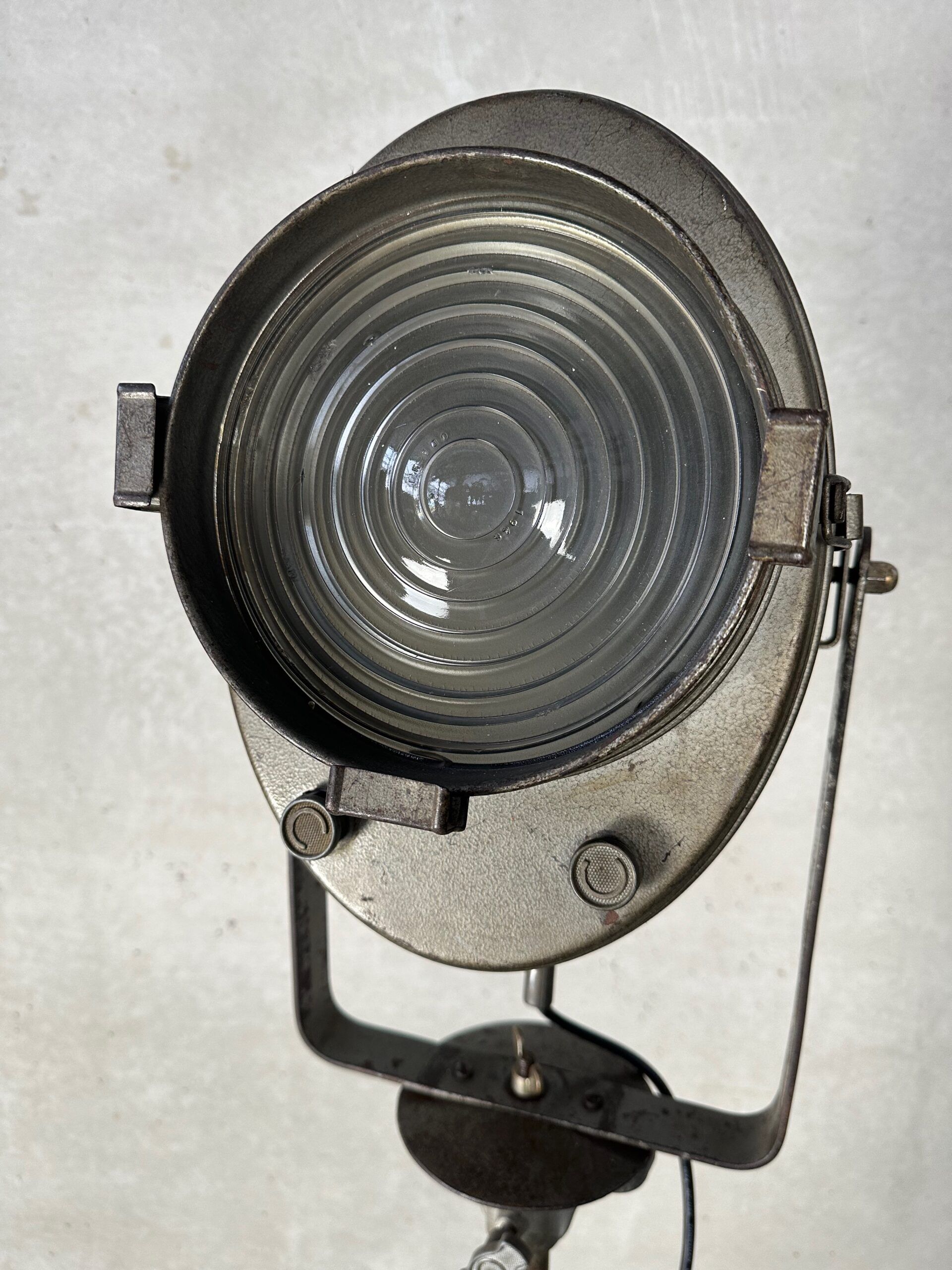 Vintage industrial theatre spotlight on tripod – Cremer