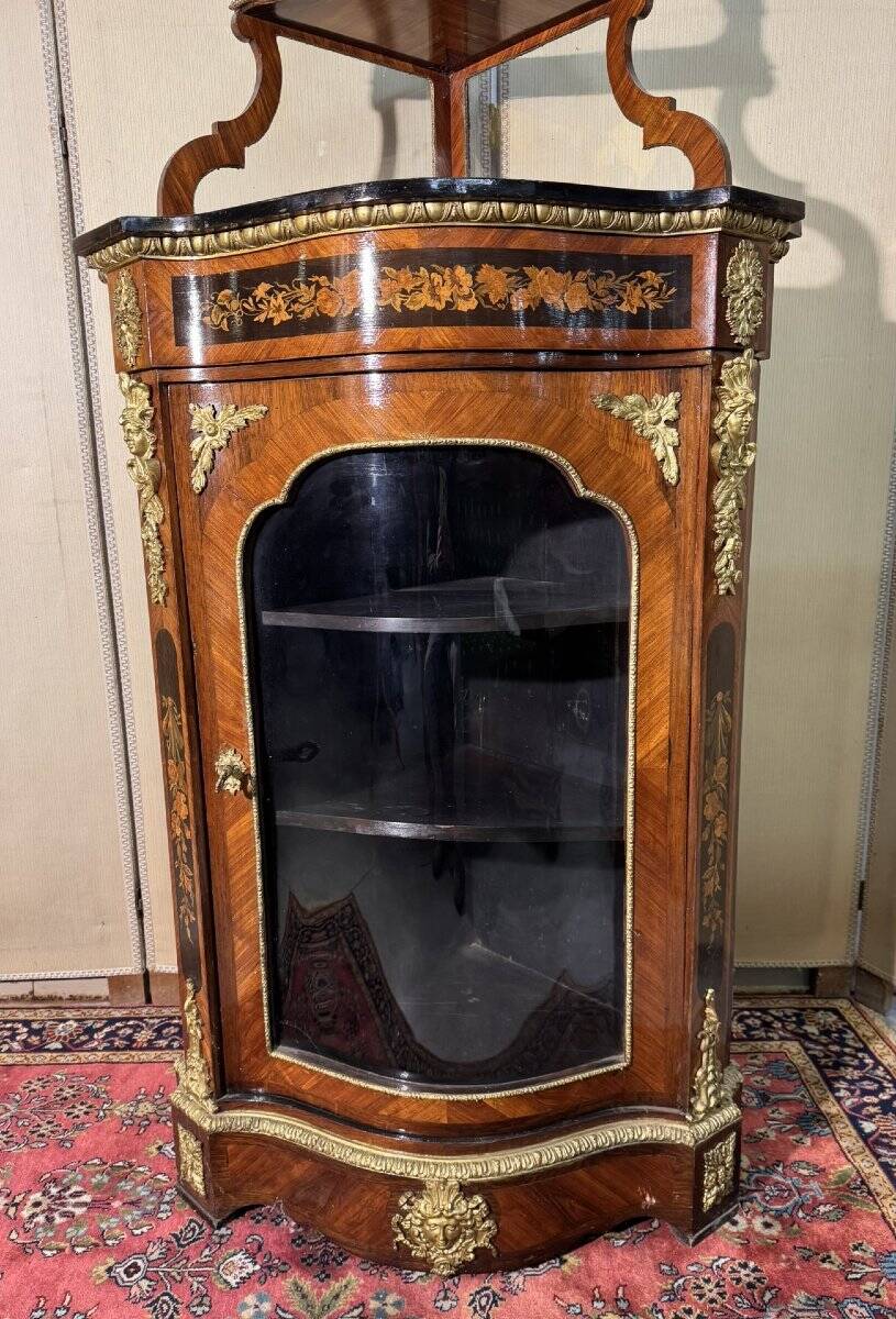 Encoignure galbée style Louis XIV en bois de rose et marquéterie