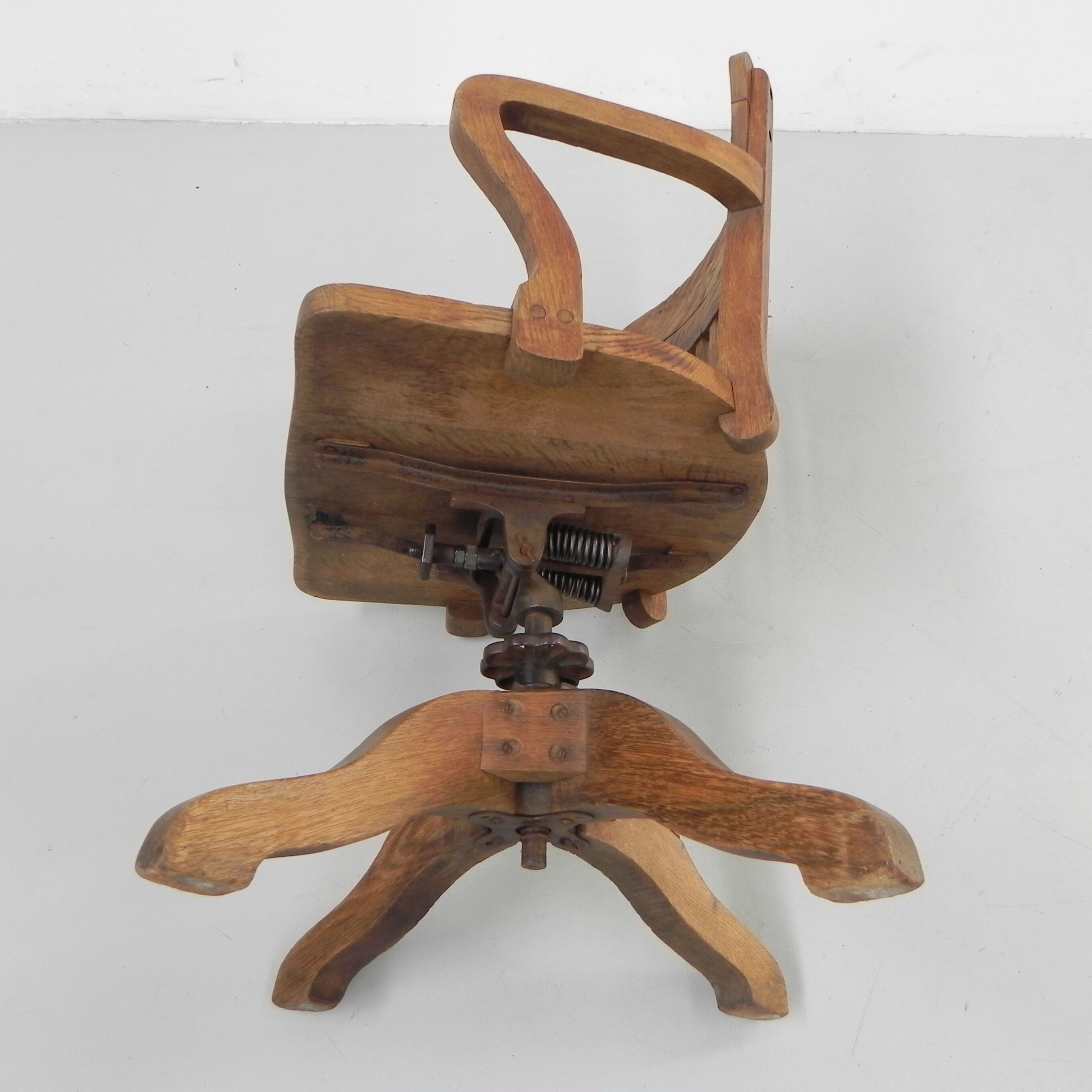 Oak office chair with spring mechanism and armrests