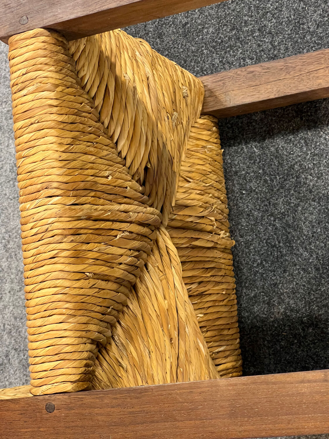 4 brutalist chairs in straw and wood