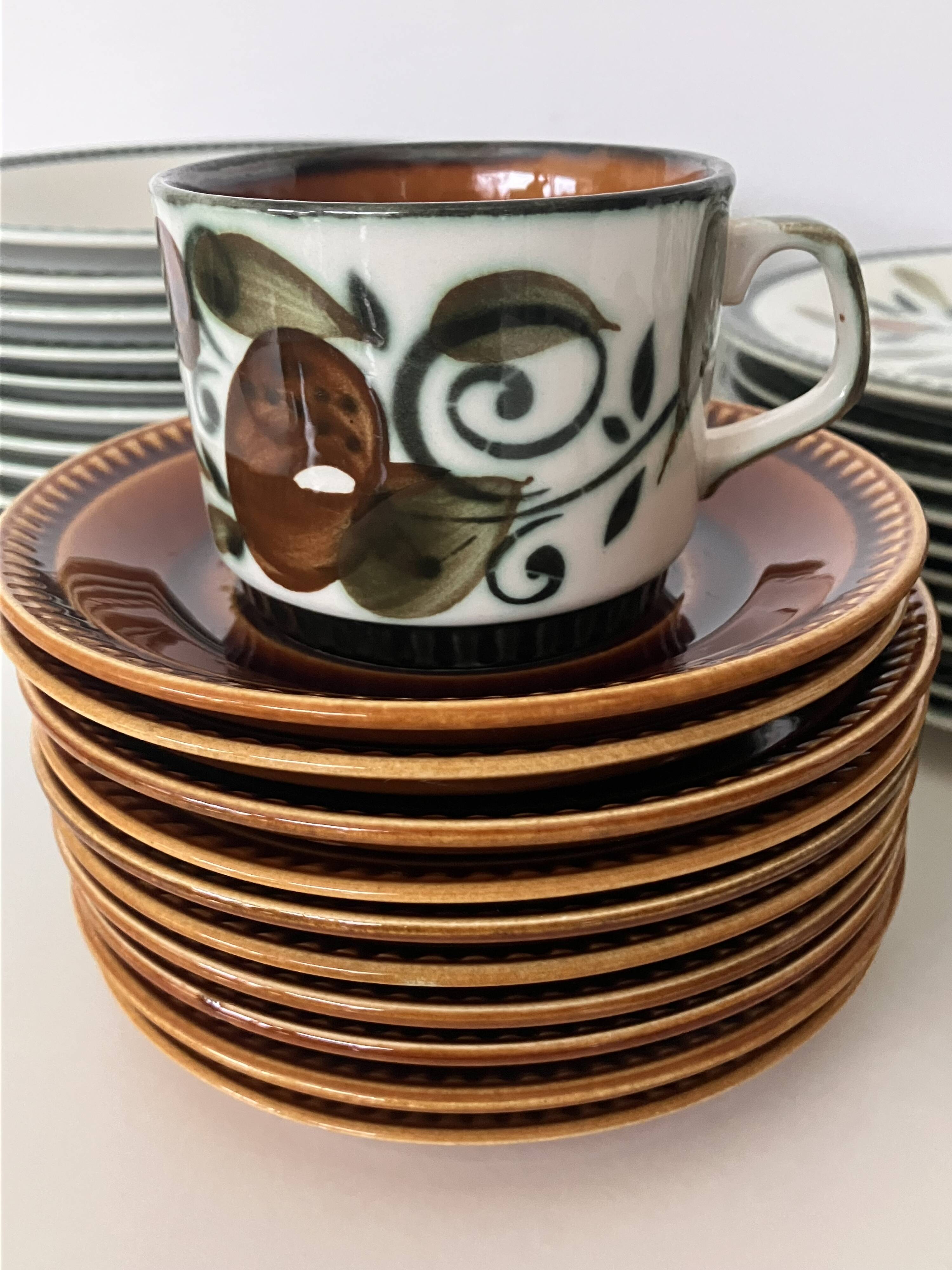 Tableware service plates and cups Argenteuil La Louvière Boch 1960