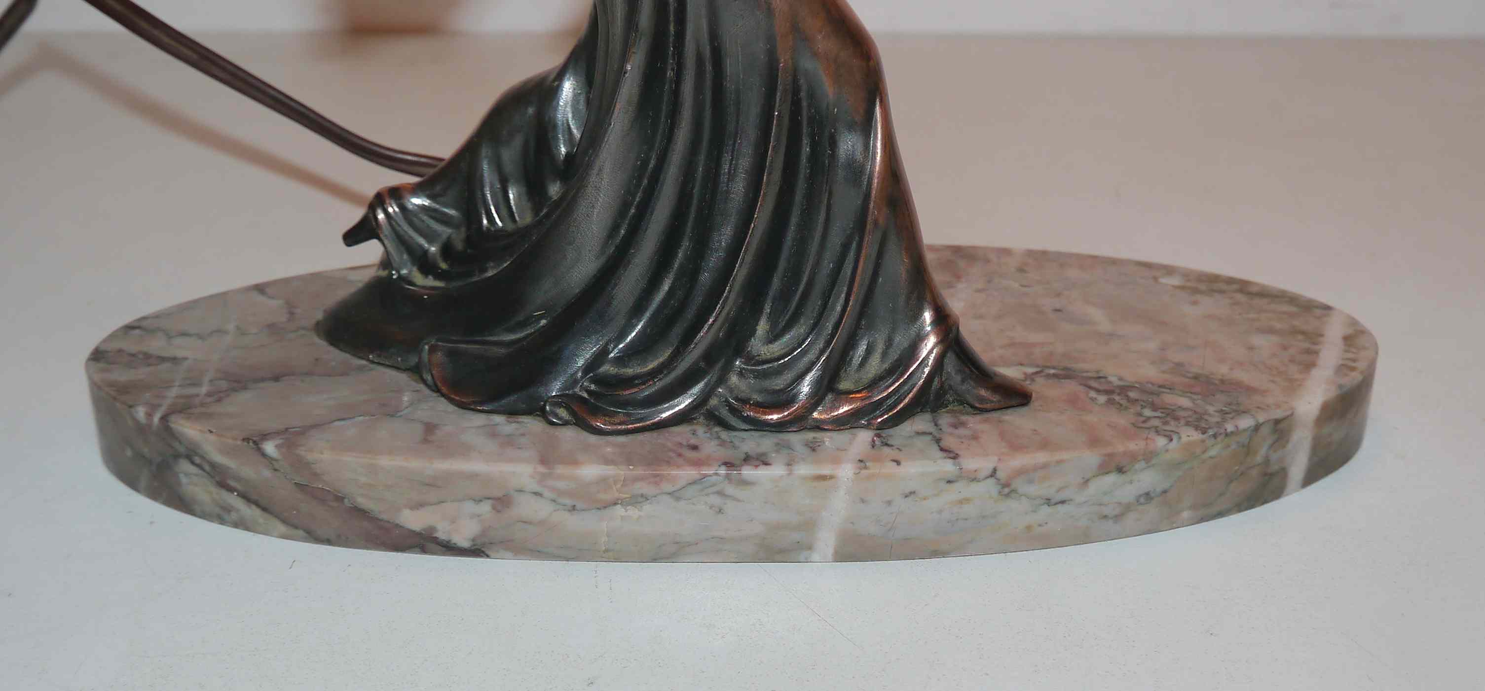 Art deco lamp in regul and marble "woman holding a globe"