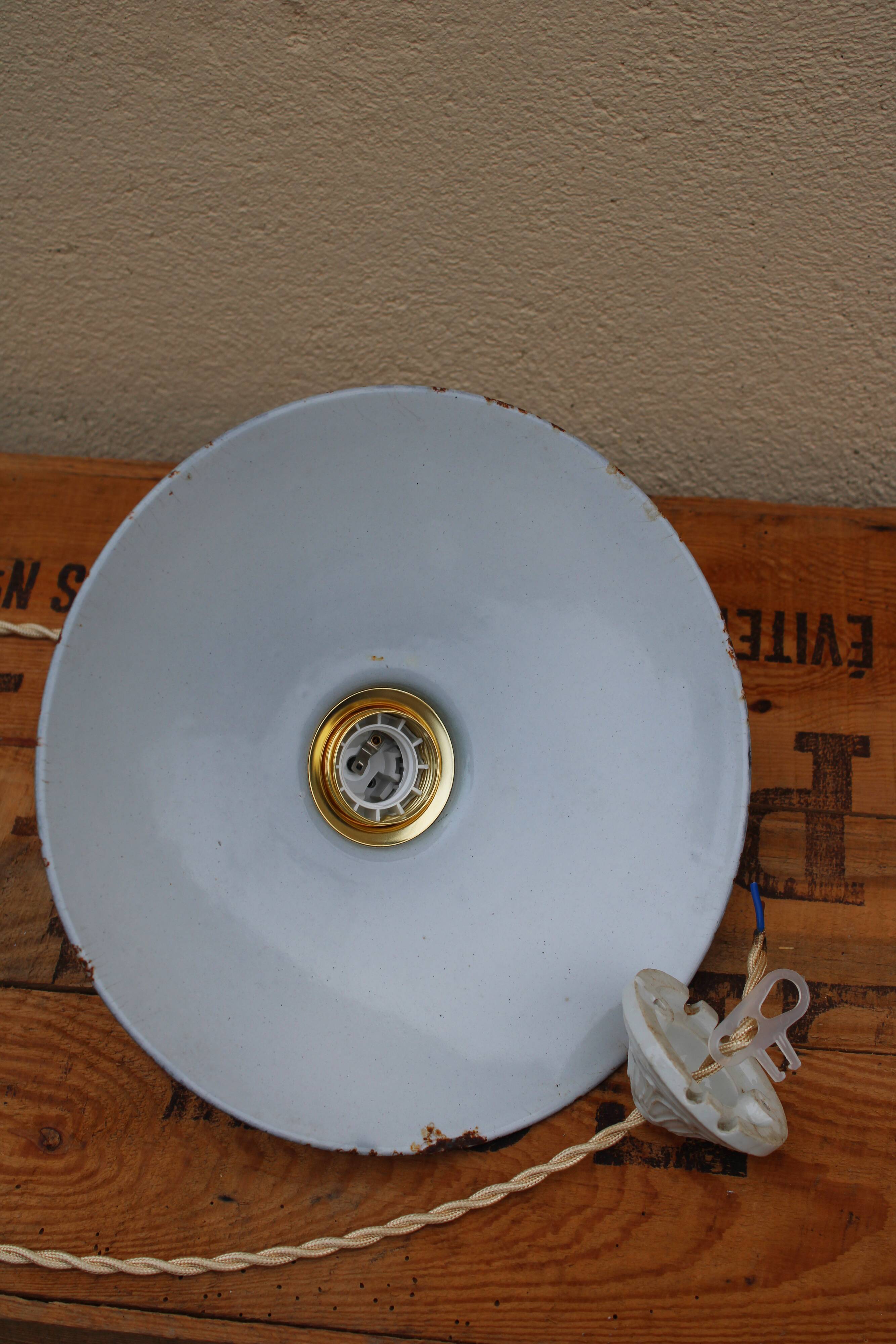 Hanging in green enamelled sheet metal