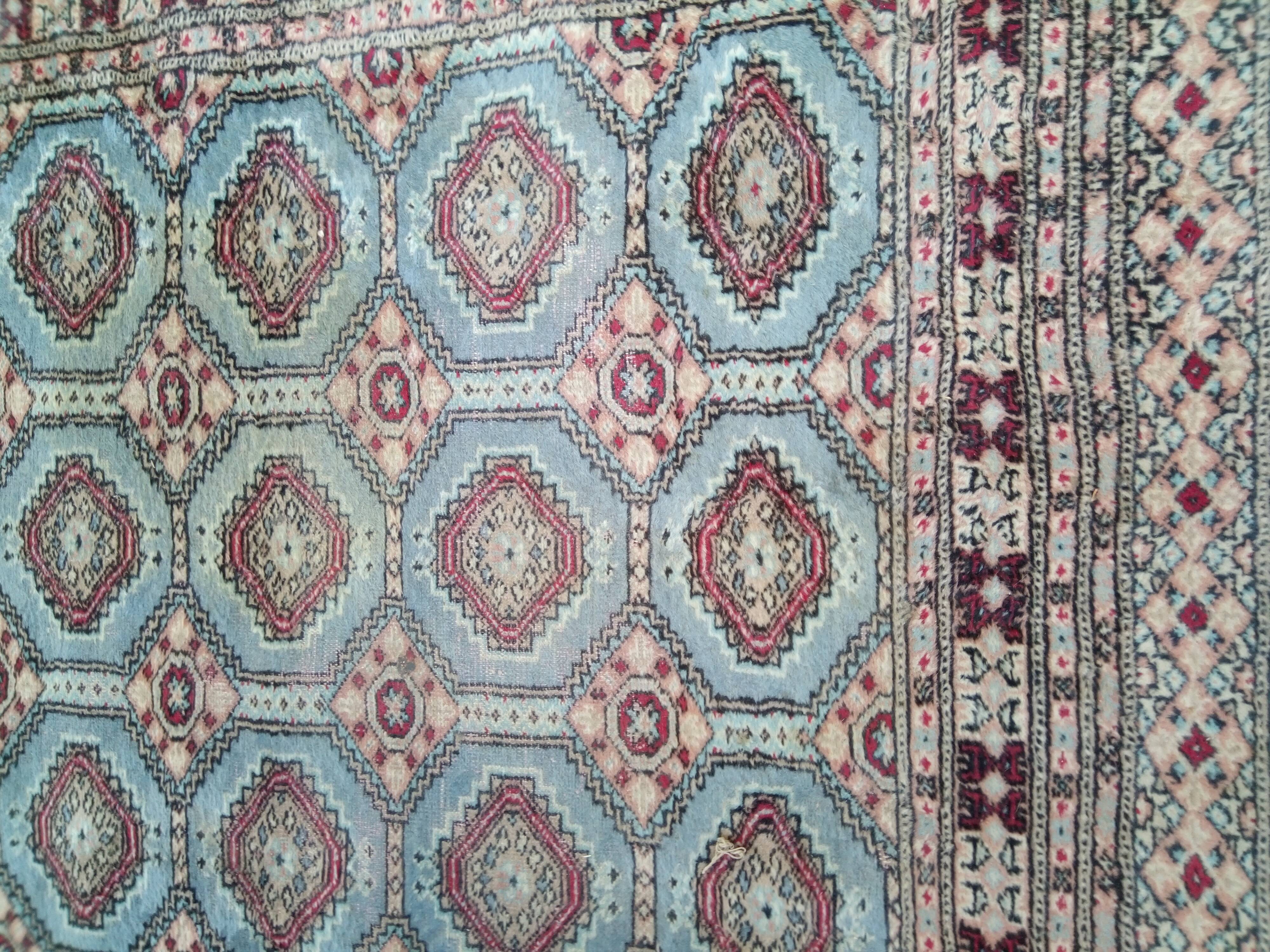 Old handmade wool oriental rug. 190 x 126cm
