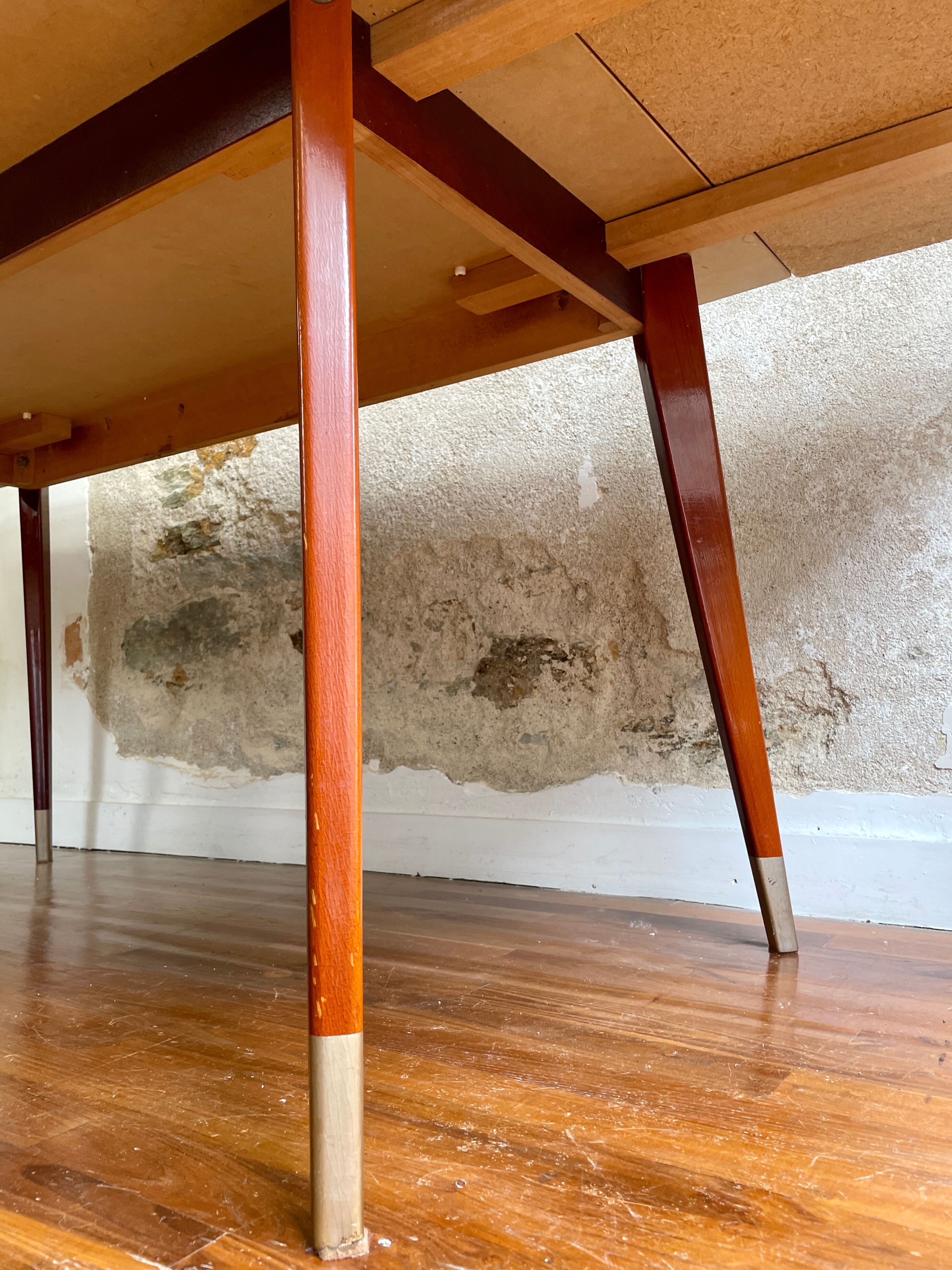 Extendable dining table compass feet