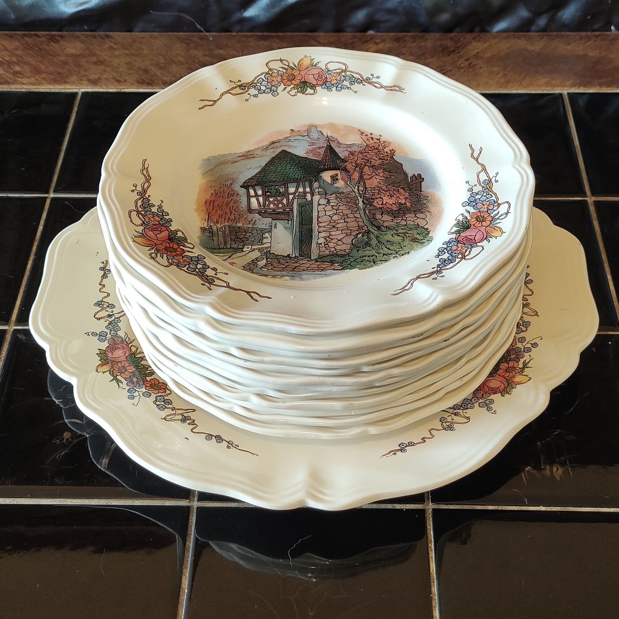 Service of 12 dessert plates and its serving dish - Obernai - Sarreguemines - Henry Loux