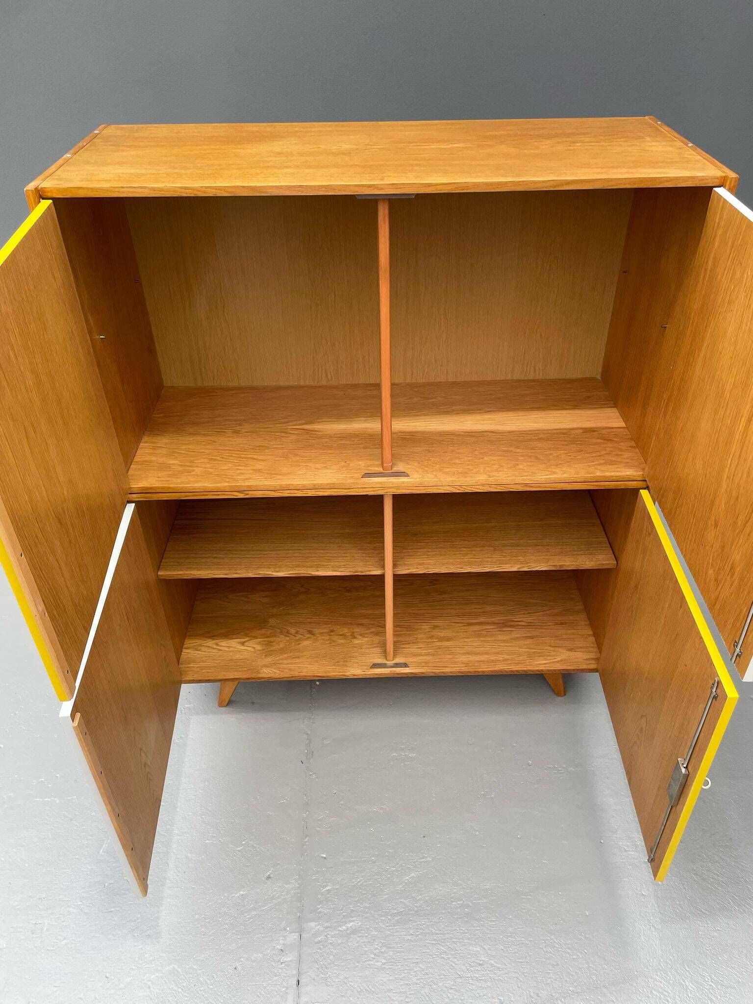 Armoire U-450 en placage de chêne, variante jaune et blanc, Jiří Jiroutek pour Inte