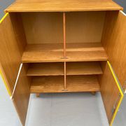 Armoire U-450 en placage de chêne, variante jaune et blanc, Jiří Jiroutek pour Inte
